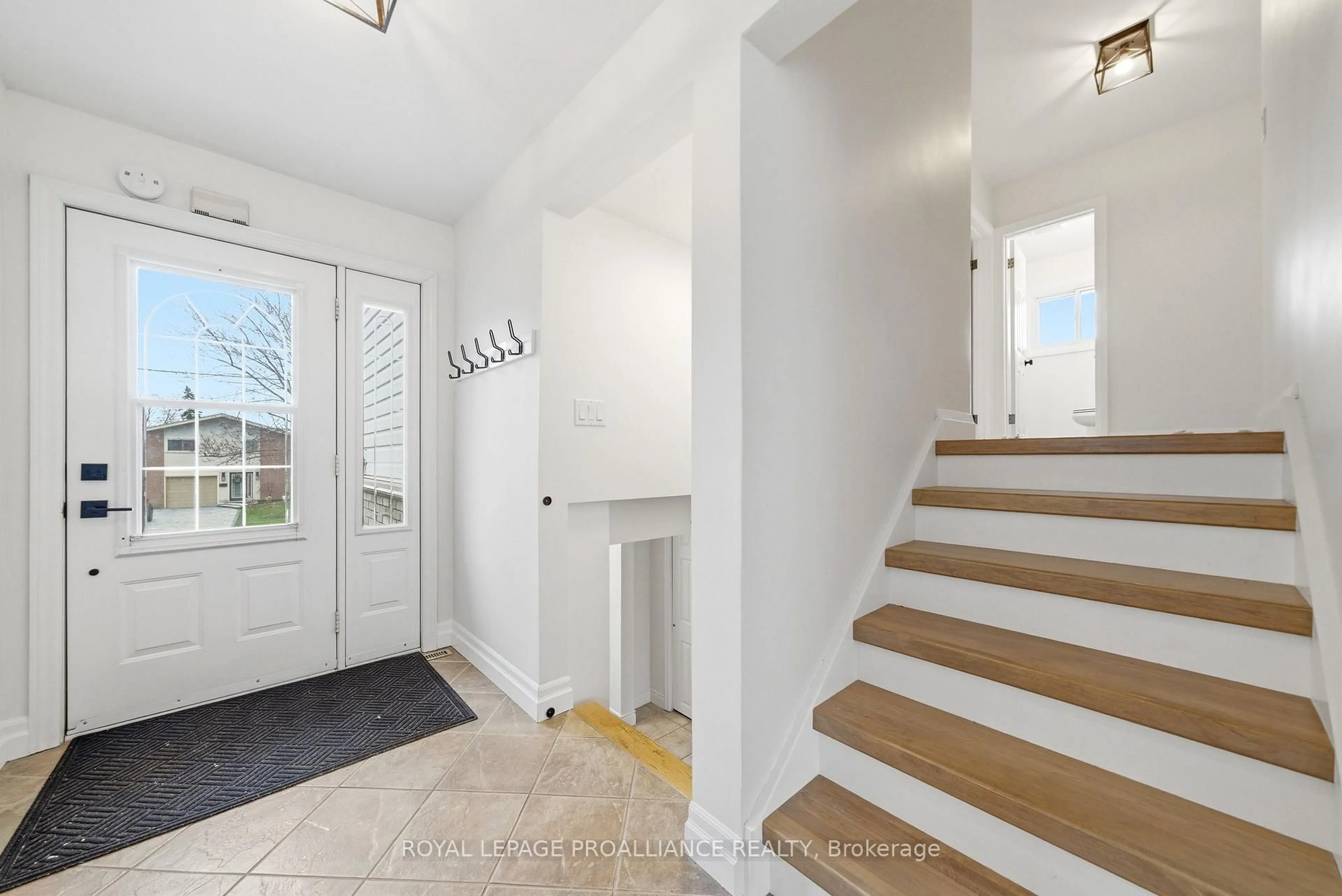 Indoor entryway for 25 Southwood Cres, Belleville Ontario K8N 1X4