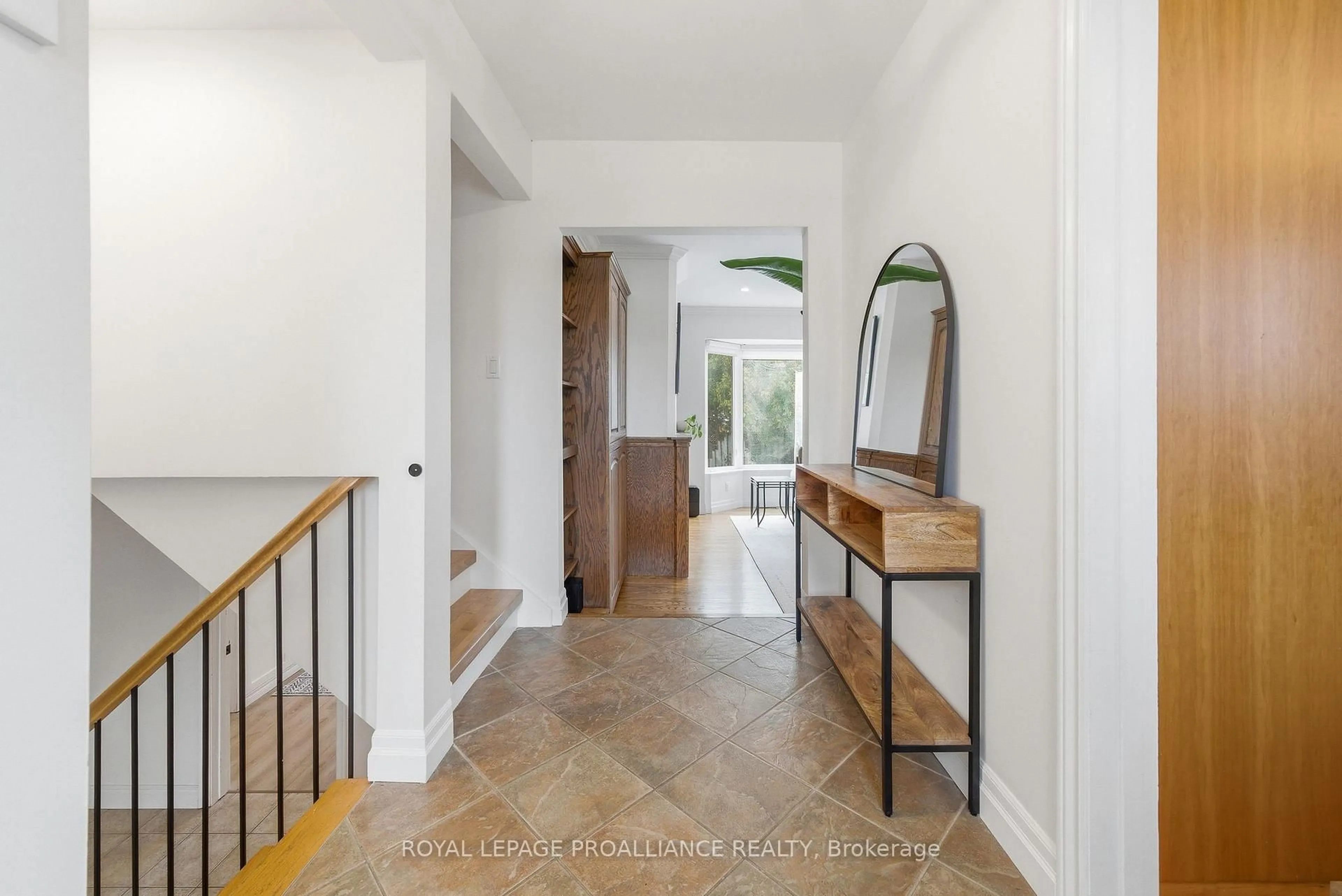 Indoor entryway for 25 Southwood Cres, Belleville Ontario K8N 1X4