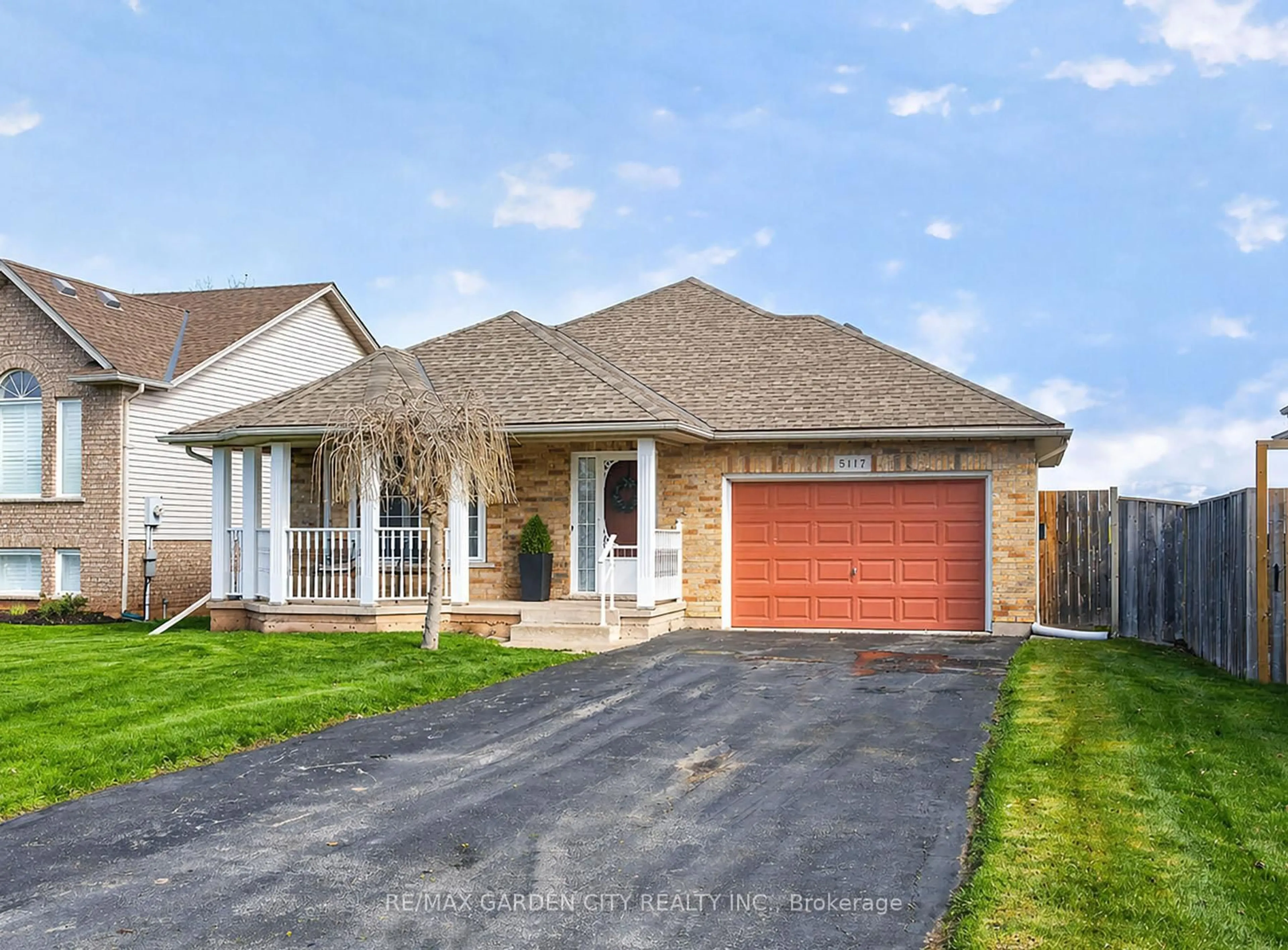 Home with brick exterior material, street for 5117 meadowood Lane, Lincoln Ontario L3J 0J8