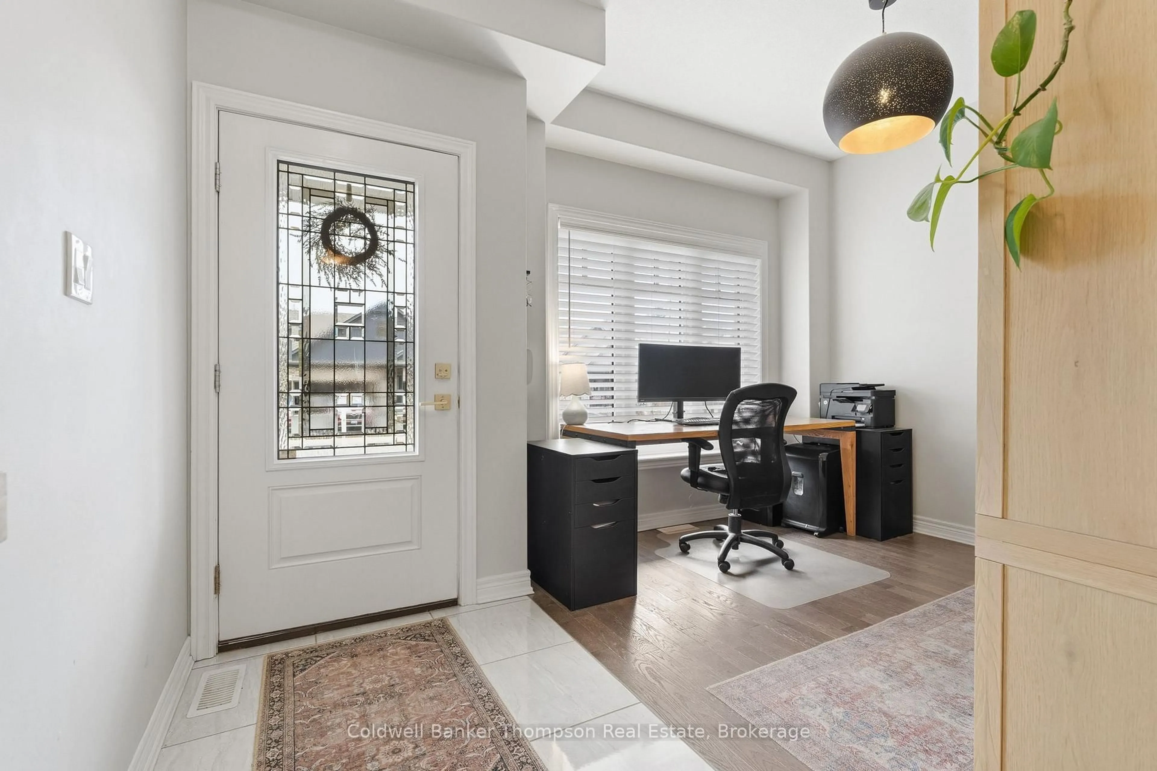 Indoor entryway for 64 Selkirk Dr, Huntsville Ontario P1H 0C6