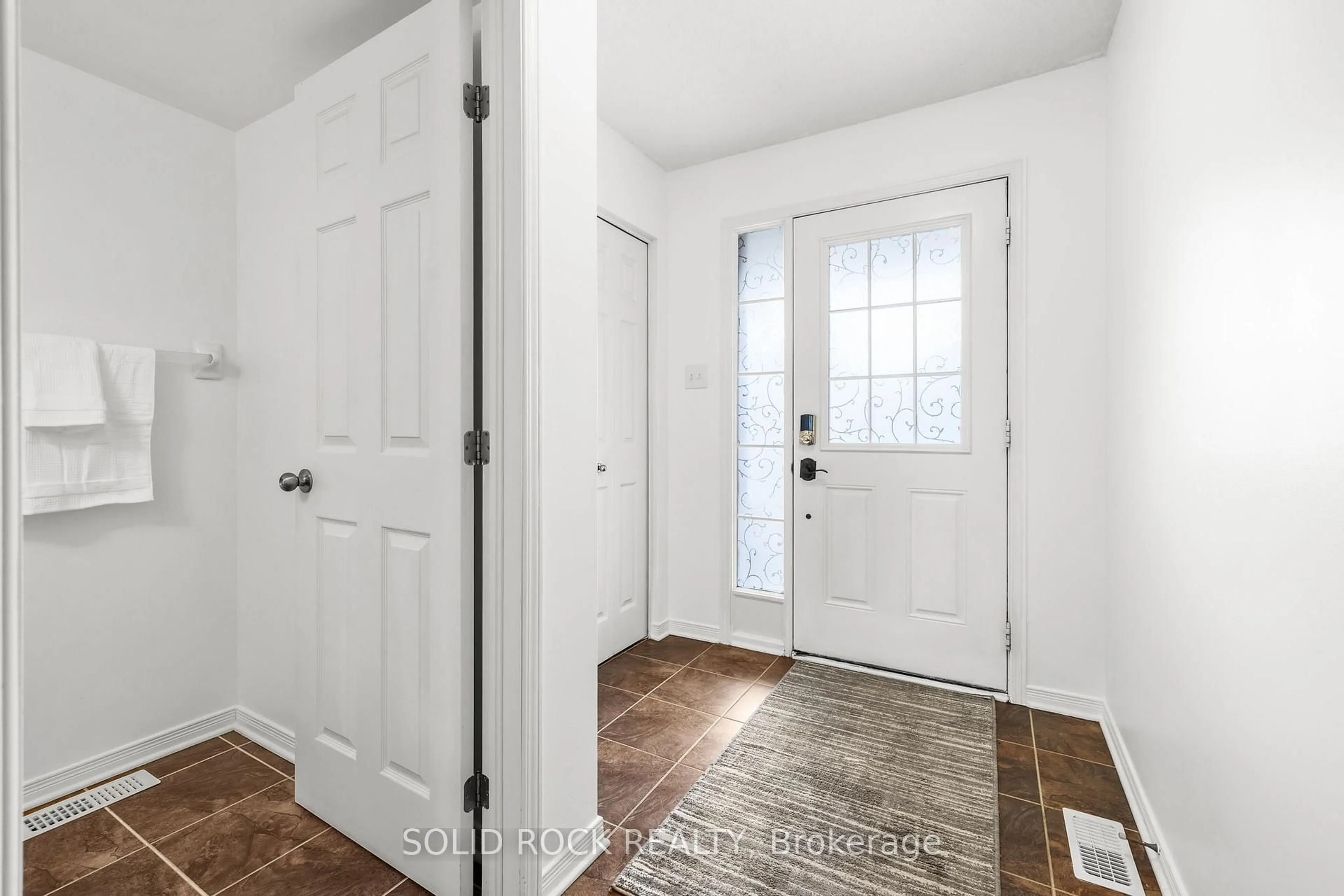 Indoor entryway for 438 Haresfield Crt, Ottawa Ontario K4M 0B6