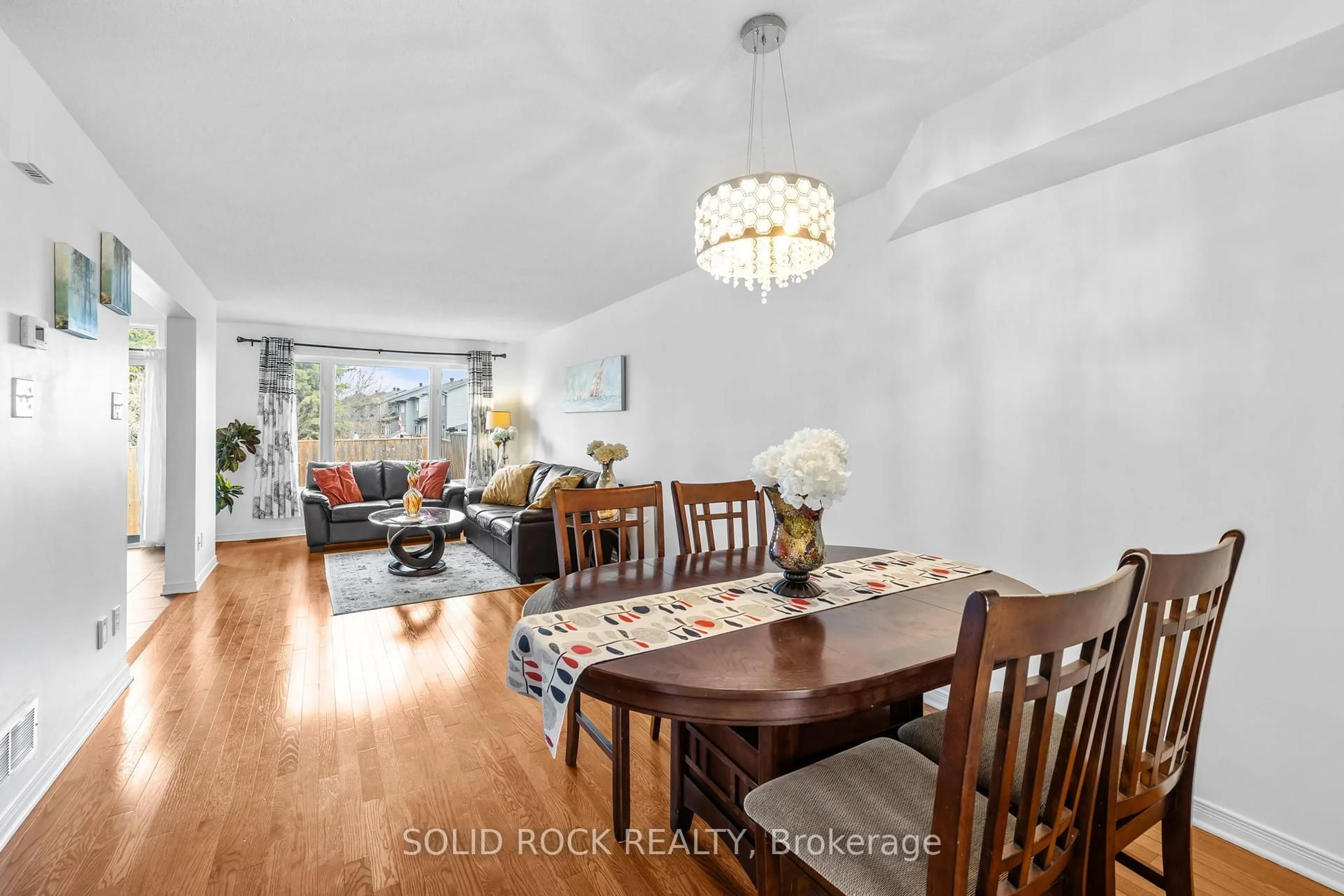 Dining room, wood/laminate floor for 438 Haresfield Crt, Ottawa Ontario K4M 0B6