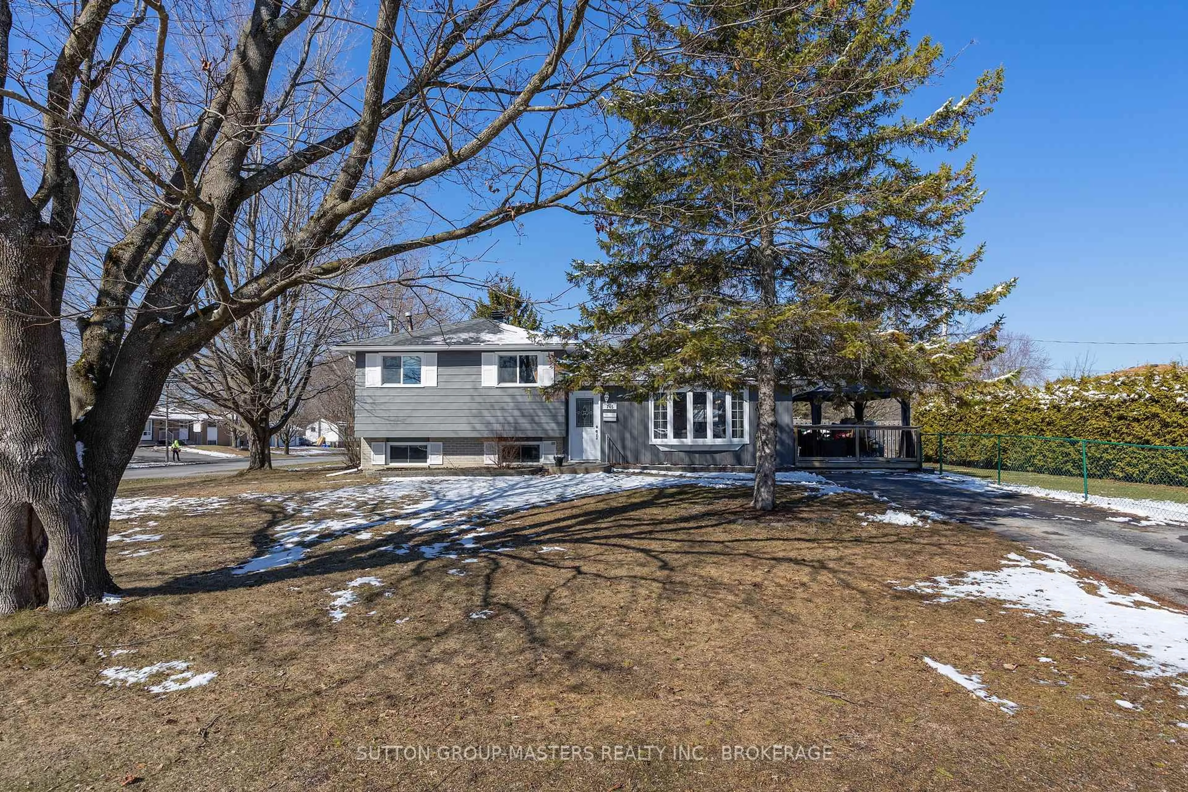 A pic from outside/outdoor area/front of a property/back of a property/a pic from drone, street for 745 Louis St, Kingston Ontario K7M 6M7