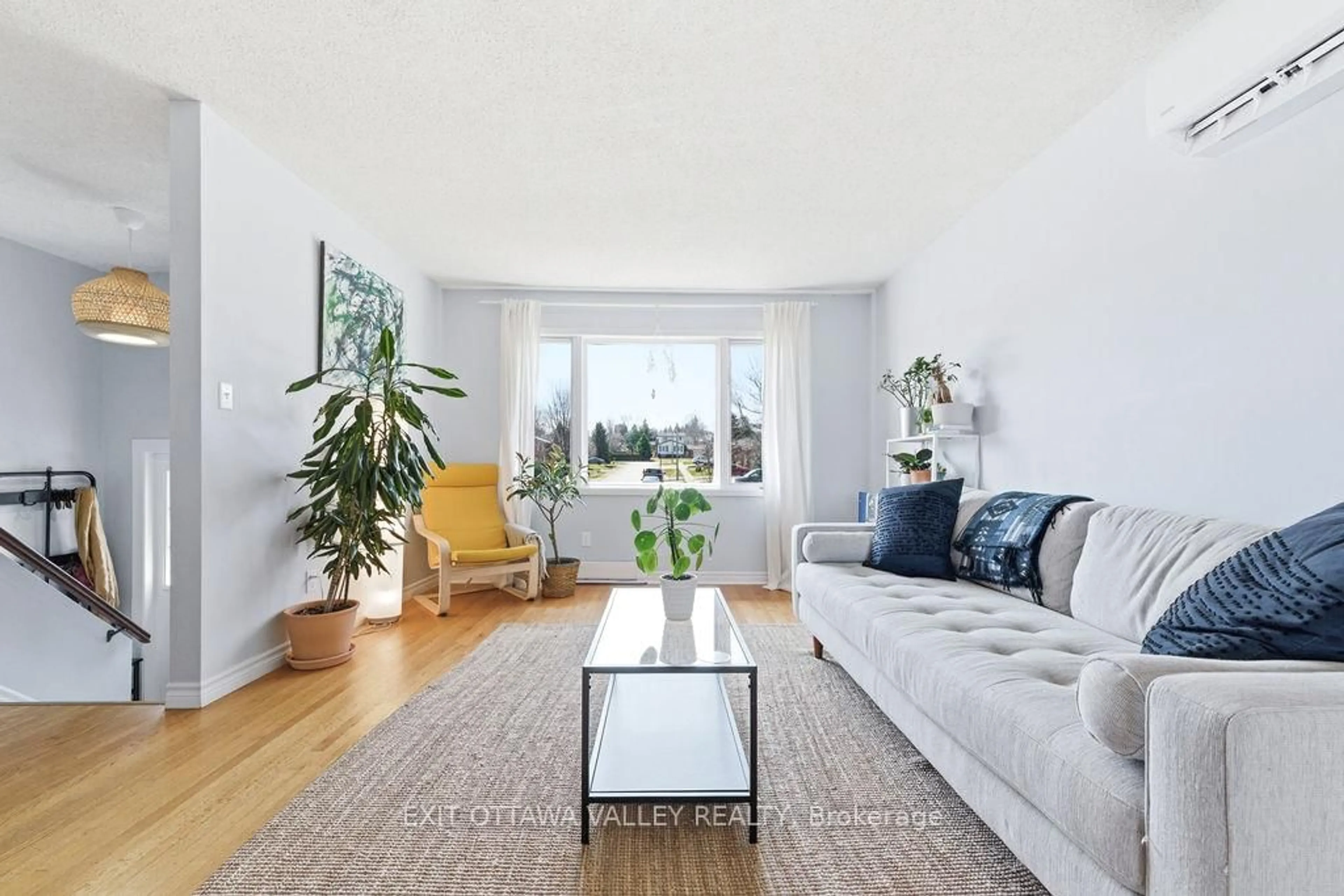 Living room with furniture, unknown for 587 Alfred St, Pembroke Ontario K8A 8A2