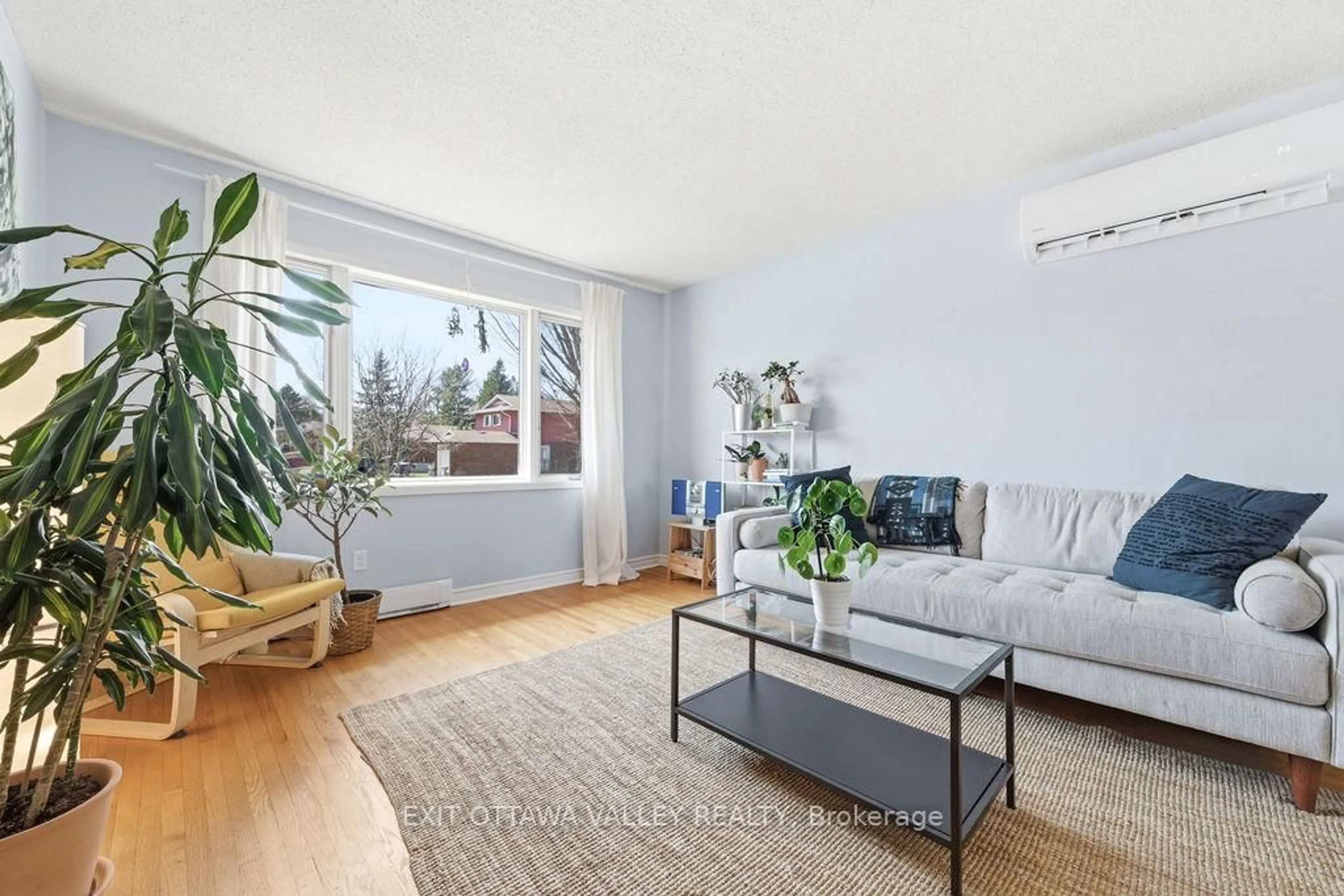 Living room with furniture, unknown for 587 Alfred St, Pembroke Ontario K8A 8A2