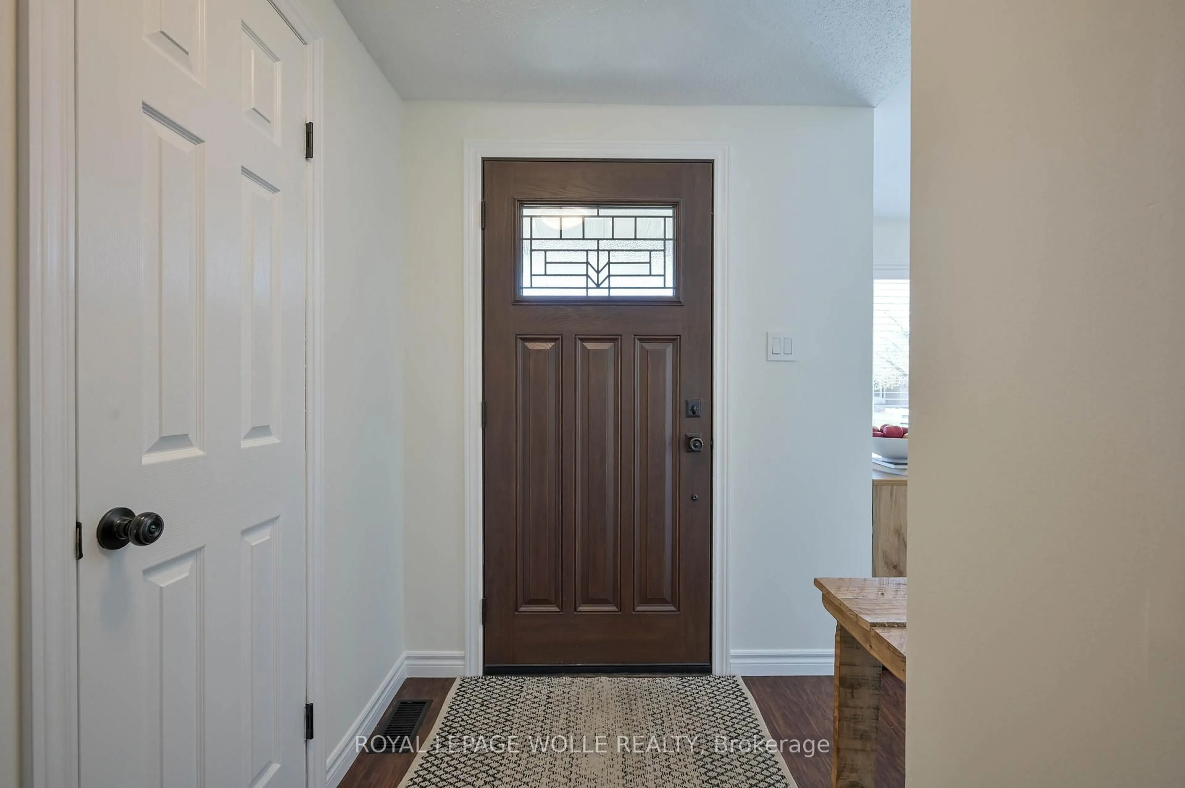 Indoor entryway for 122 Foxhunt Rd, Waterloo Ontario N2K 3N1