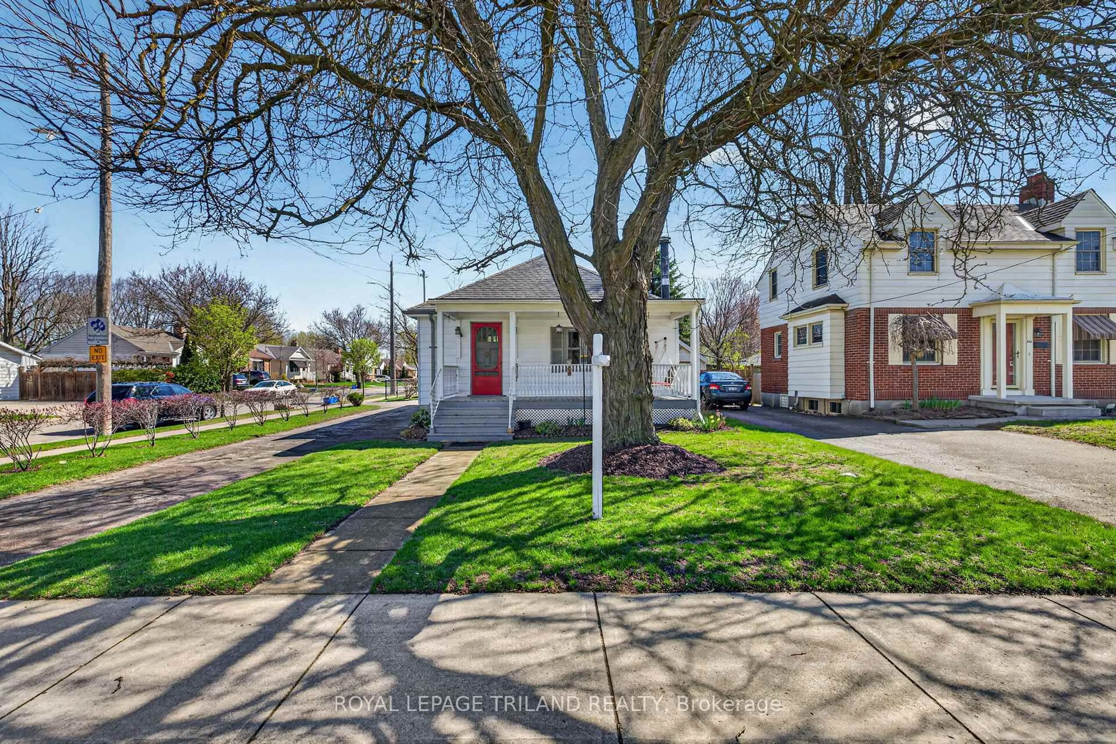 A pic from outside/outdoor area/front of a property/back of a property/a pic from drone, street for 554 Hale St, London East Ontario N5W 1H2