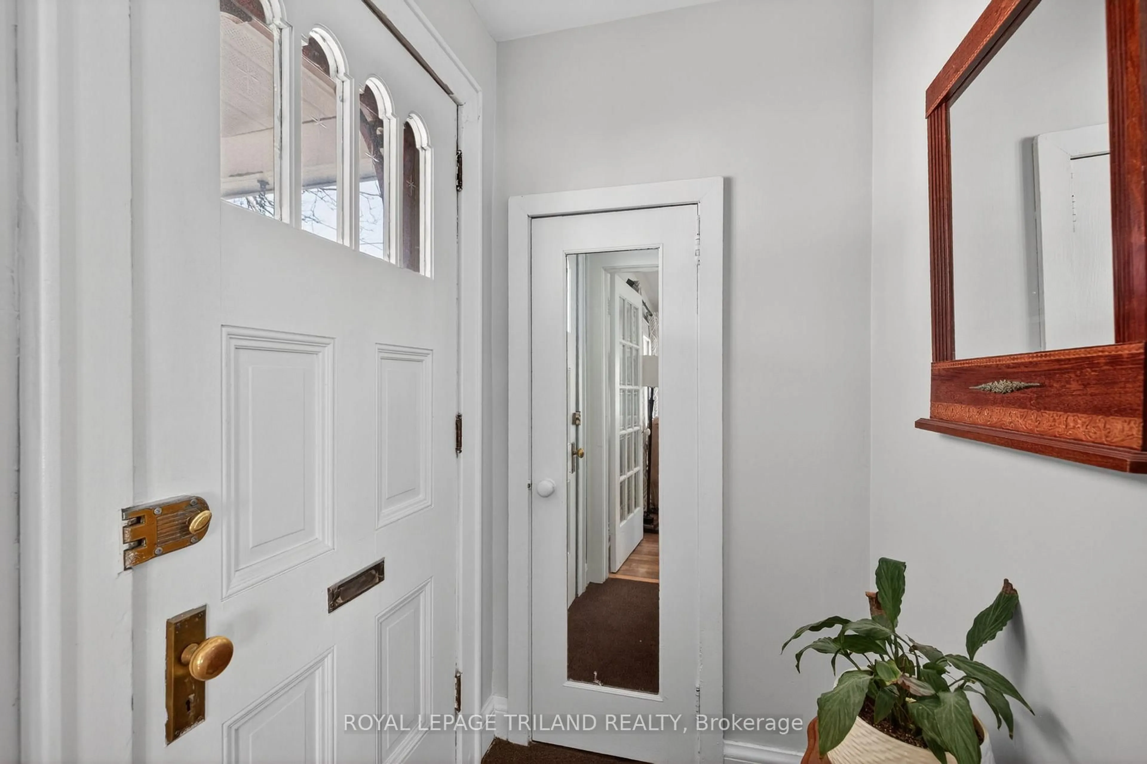 Indoor entryway for 554 Hale St, London East Ontario N5W 1H2