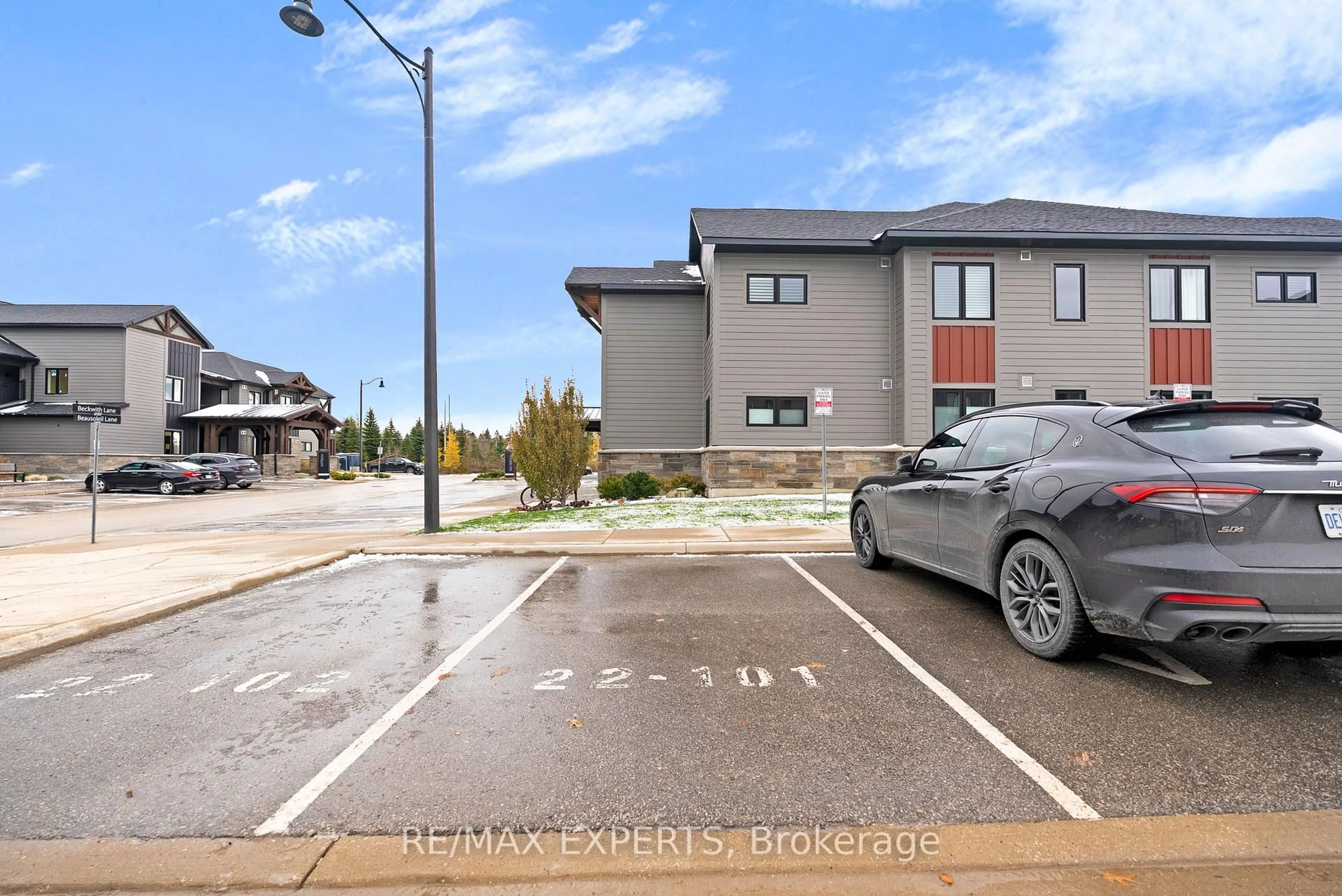 A pic from outside/outdoor area/front of a property/back of a property/a pic from drone, street for 22 Beckwith Lane #101, Blue Mountains Ontario L9Y 3B6