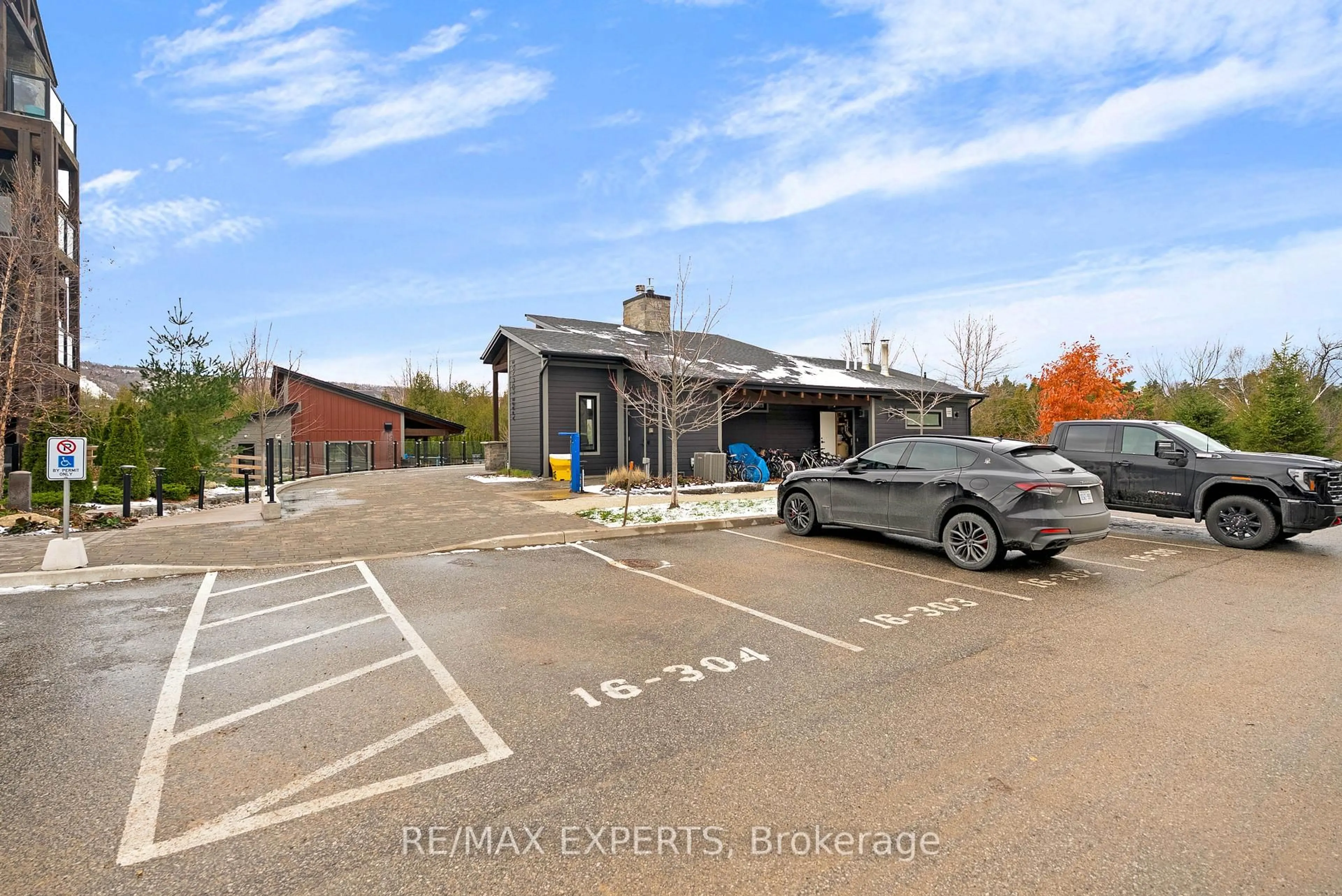 A pic from outside/outdoor area/front of a property/back of a property/a pic from drone, unknown for 22 Beckwith Lane #101, Blue Mountains Ontario L9Y 3B6