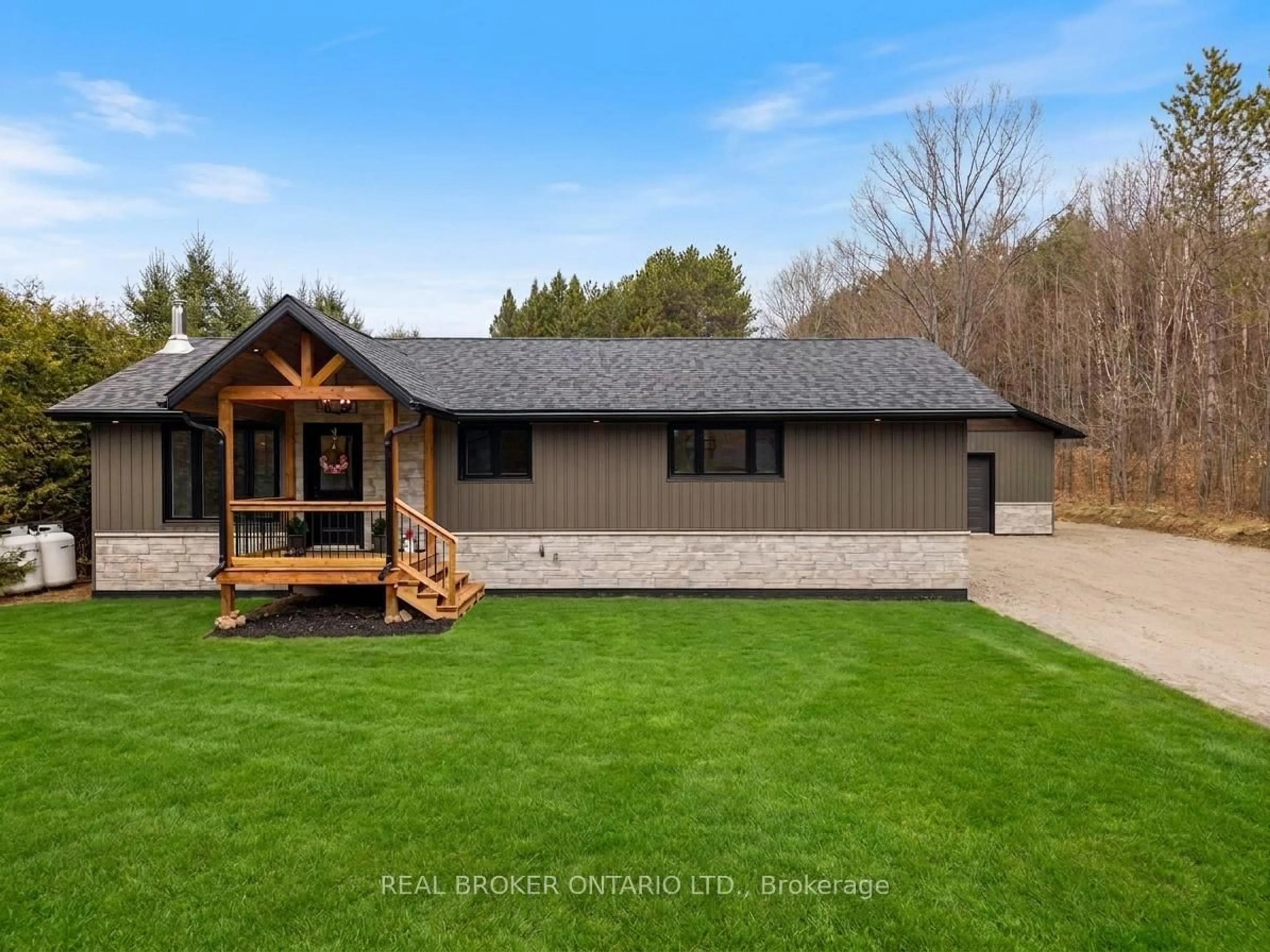 A pic from outside/outdoor area/front of a property/back of a property/a pic from drone, unknown for 1401 North Shore Rd, Algonquin Highlands Ontario K0M 1S0