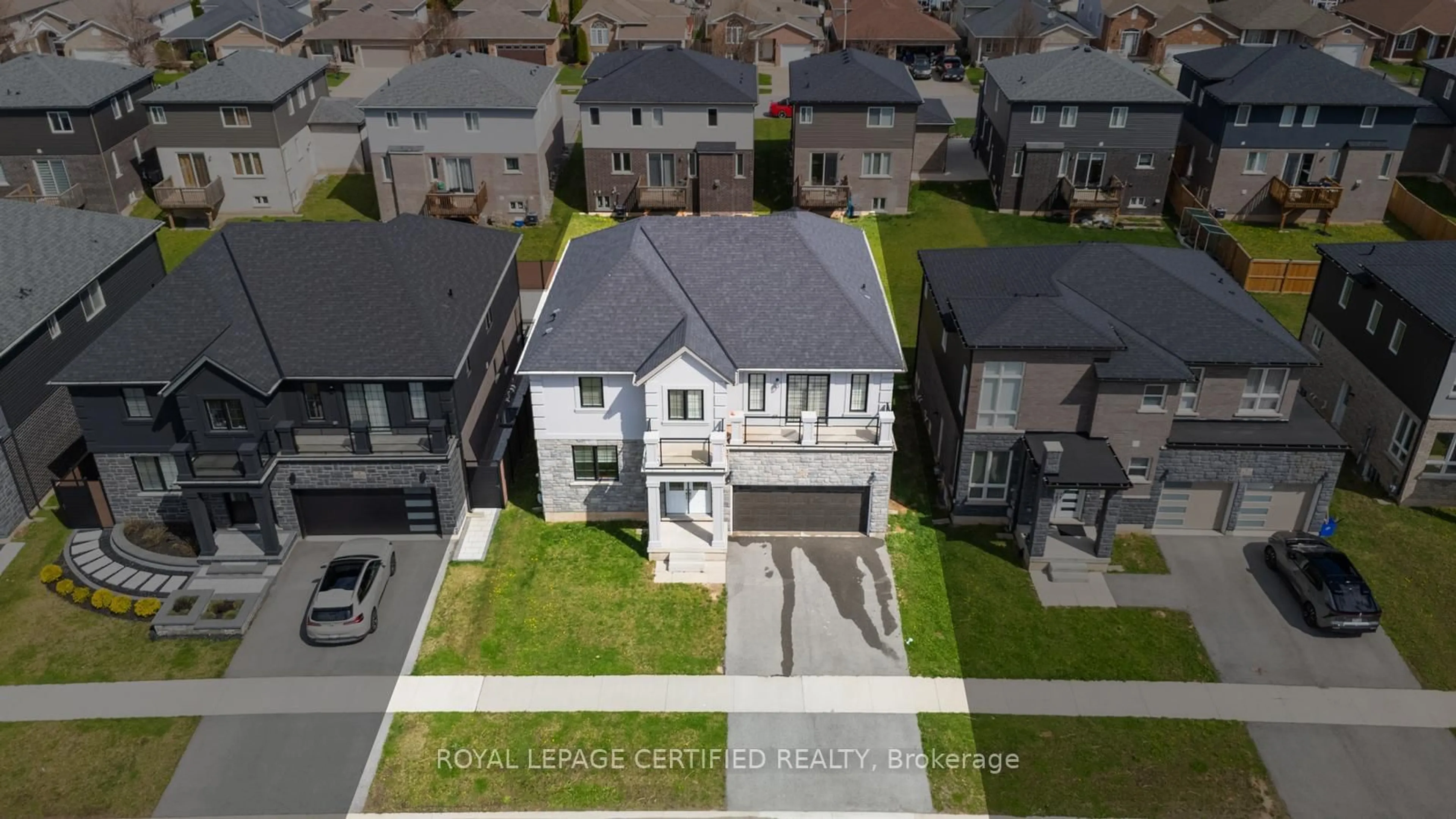 A pic from outside/outdoor area/front of a property/back of a property/a pic from drone, street for 8077 Brookside Dr, Niagara Falls Ontario L2H 3T9