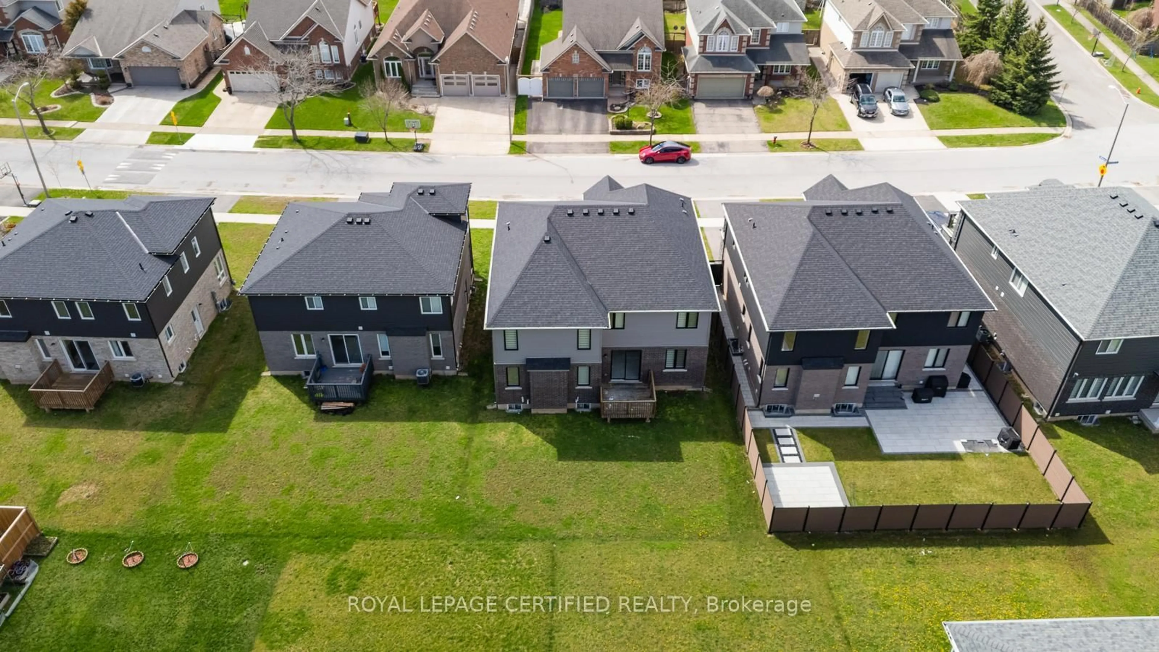 A pic from outside/outdoor area/front of a property/back of a property/a pic from drone, street for 8077 Brookside Dr, Niagara Falls Ontario L2H 3T9