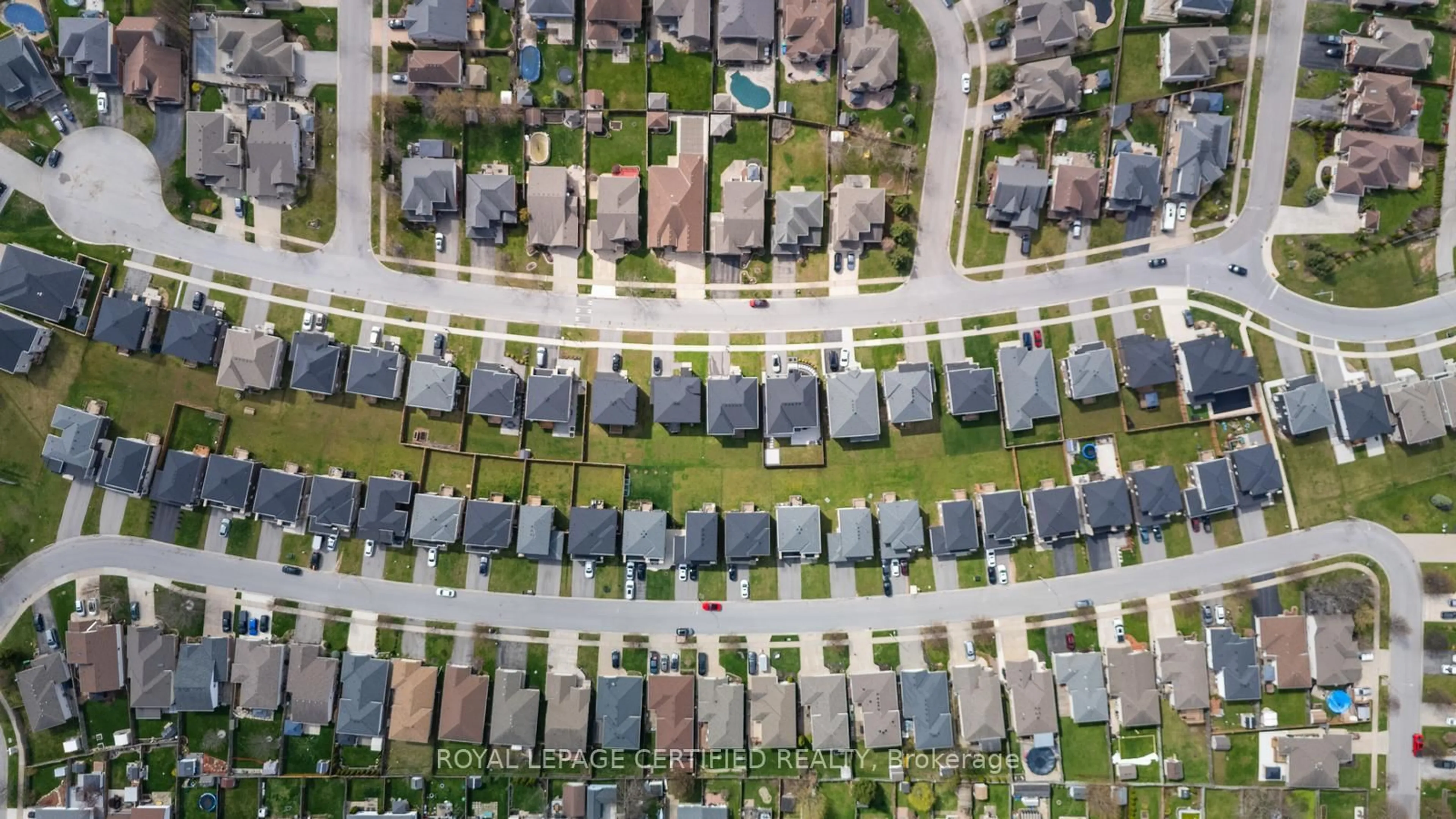 A pic from outside/outdoor area/front of a property/back of a property/a pic from drone, street for 8077 Brookside Dr, Niagara Falls Ontario L2H 3T9