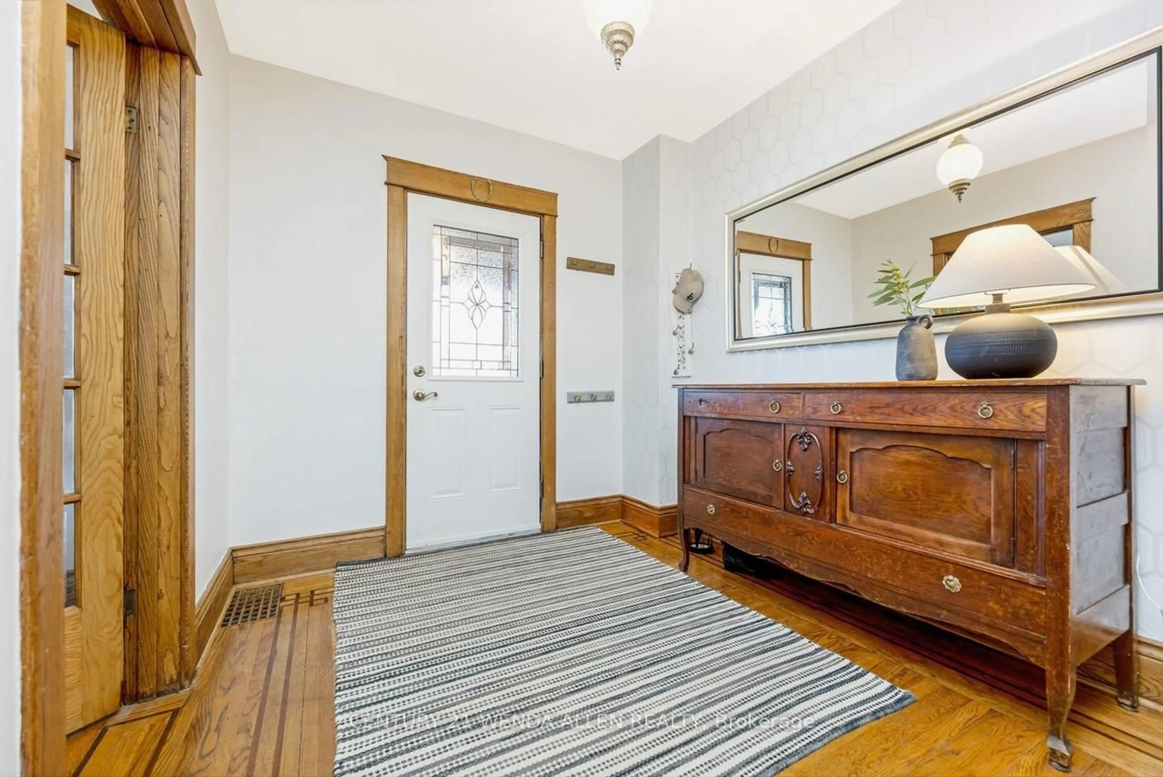 Indoor entryway for 123 Hillcrest Ave, Hamilton Ontario L8P 2X1