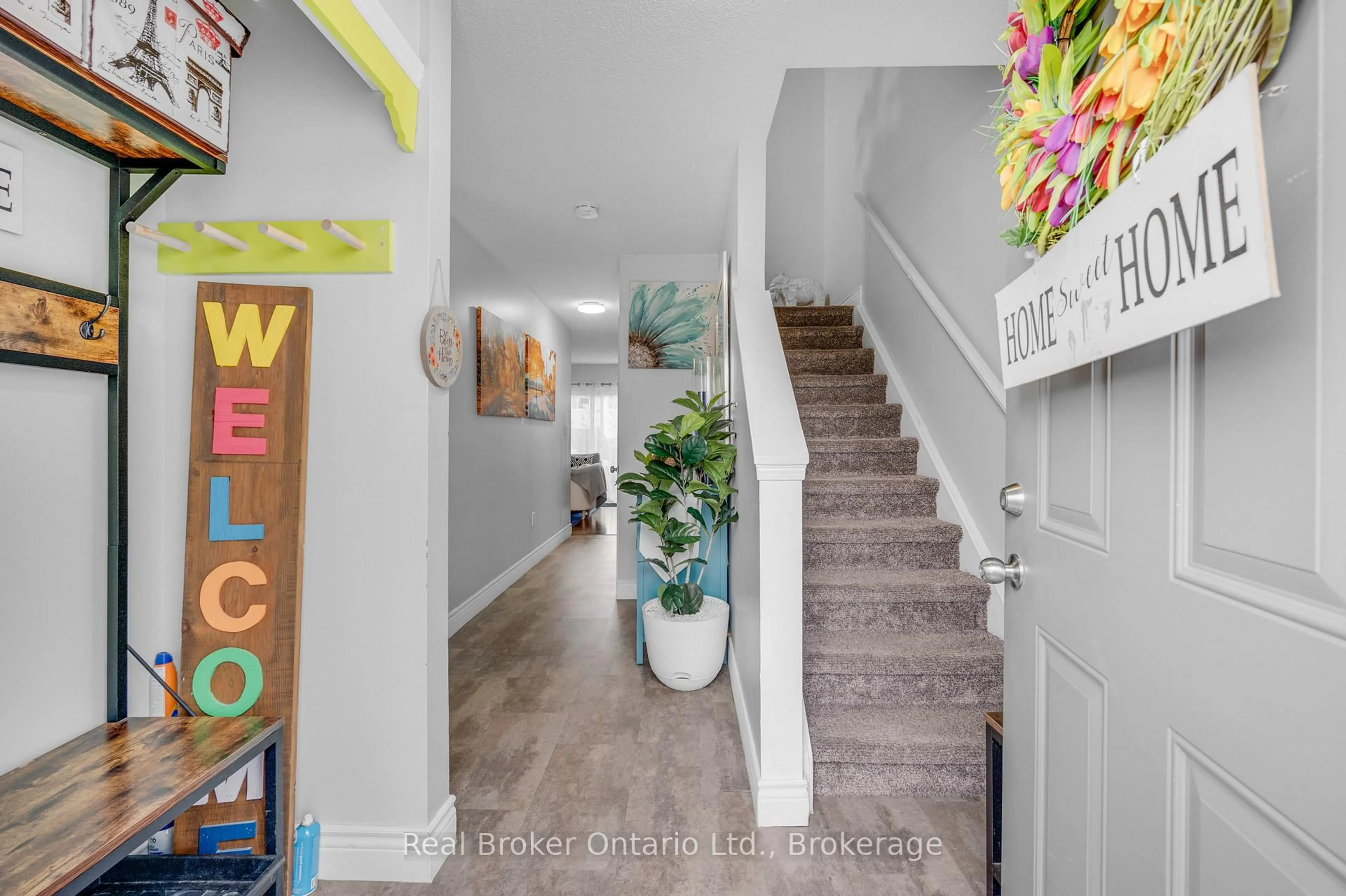 Indoor entryway for 65 Dorchester Blvd #5, St. Catharines Ontario L2M 7S9