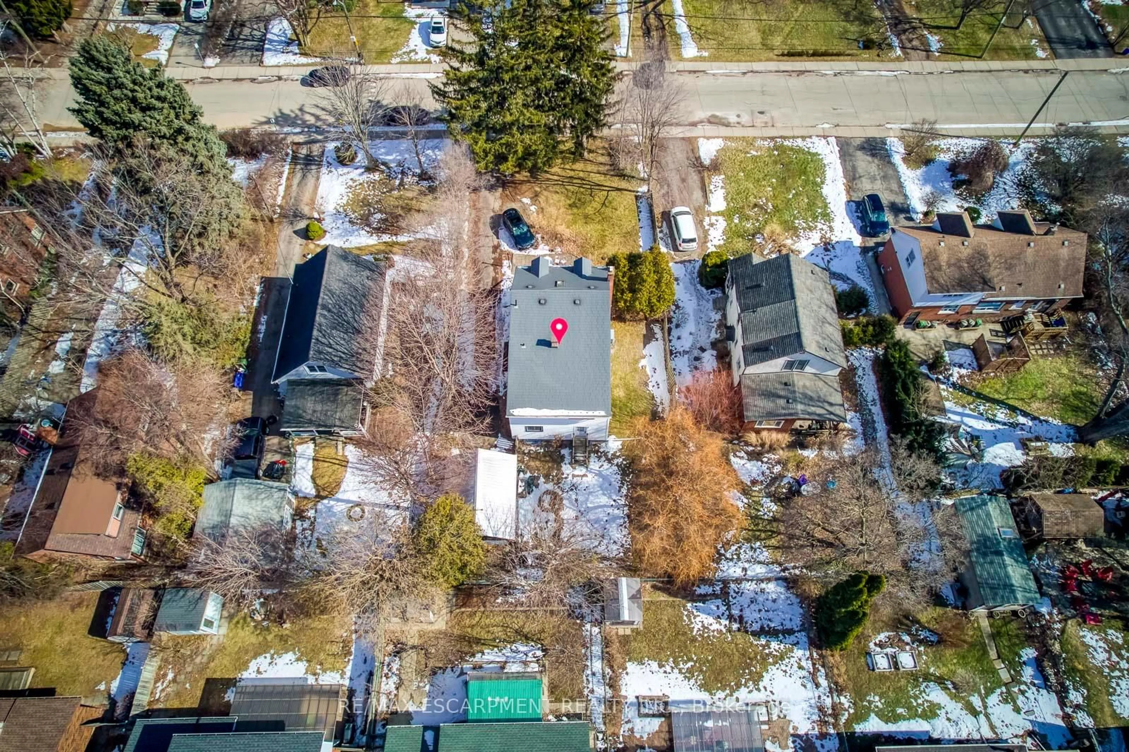 A pic from outside/outdoor area/front of a property/back of a property/a pic from drone, street for 142 Ewen Rd, Hamilton Ontario L8S 3C7