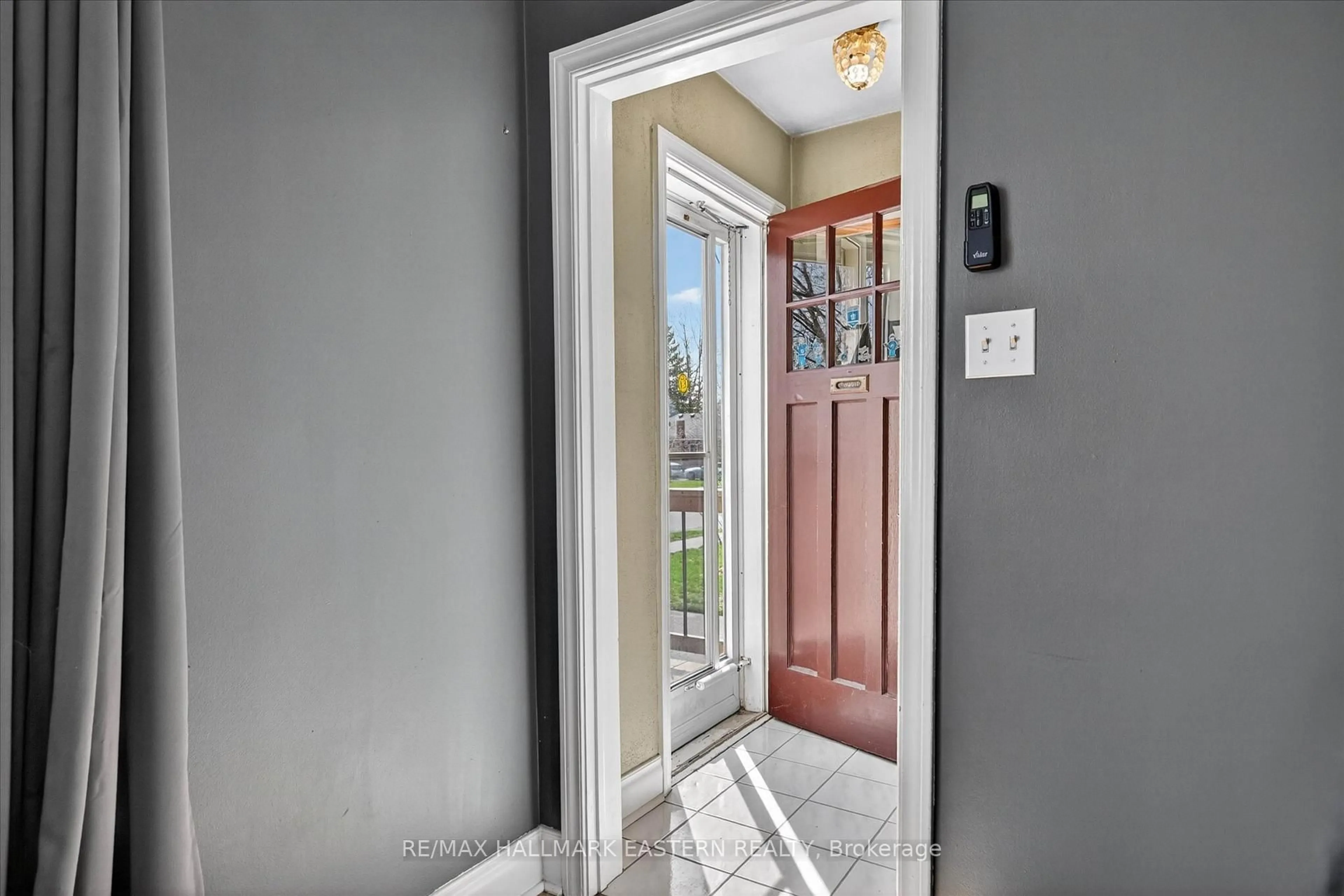 Indoor entryway for 561 SPRUCE Ave, Peterborough Ontario K9J 5A4