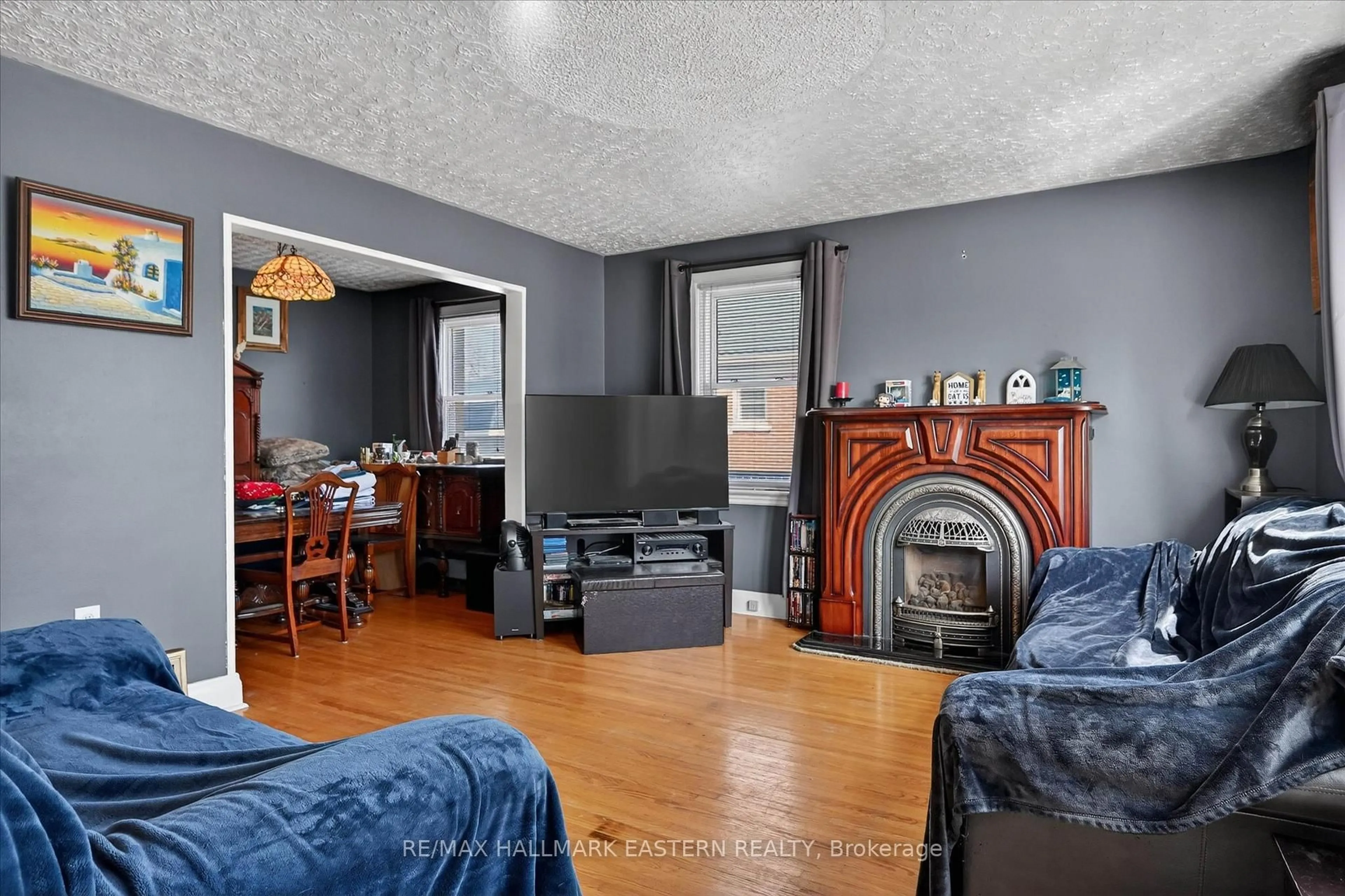 Living room with furniture, unknown for 561 SPRUCE Ave, Peterborough Ontario K9J 5A4