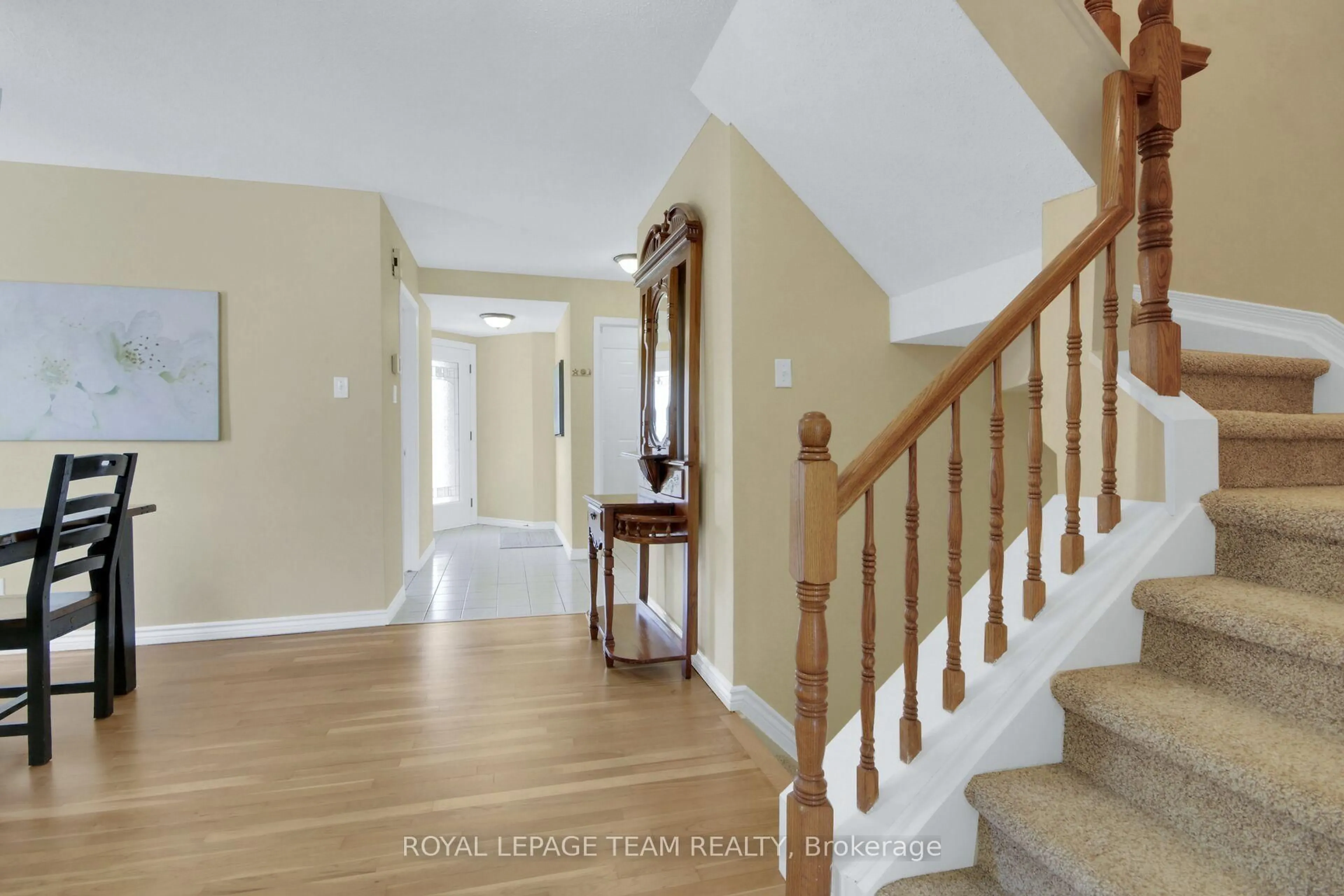 Indoor foyer for 207 Beatrice Dr, Ottawa Ontario K2J 4P1