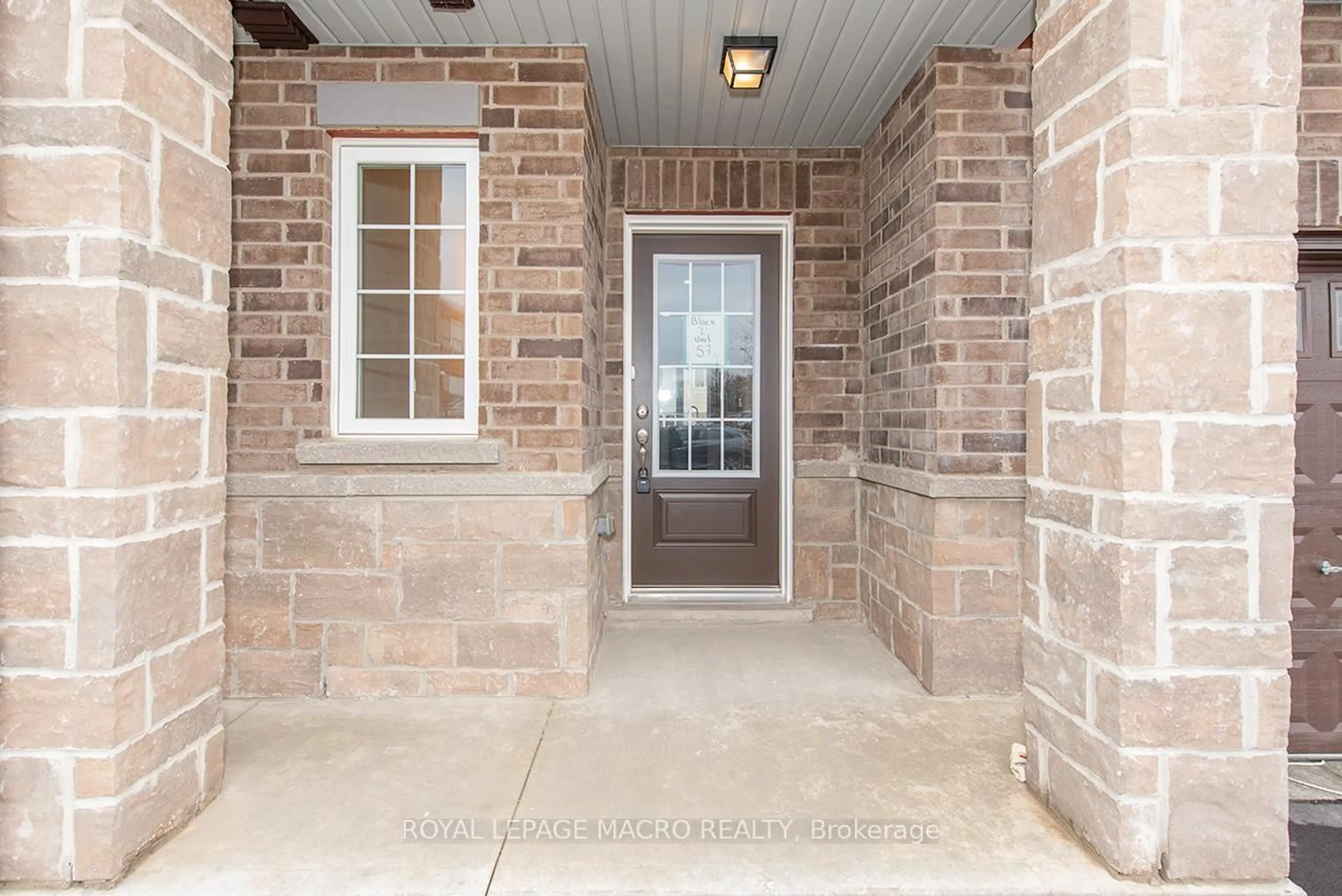 Indoor entryway for 24 Linden Park Lane, Hamilton Ontario L9A 1Y1