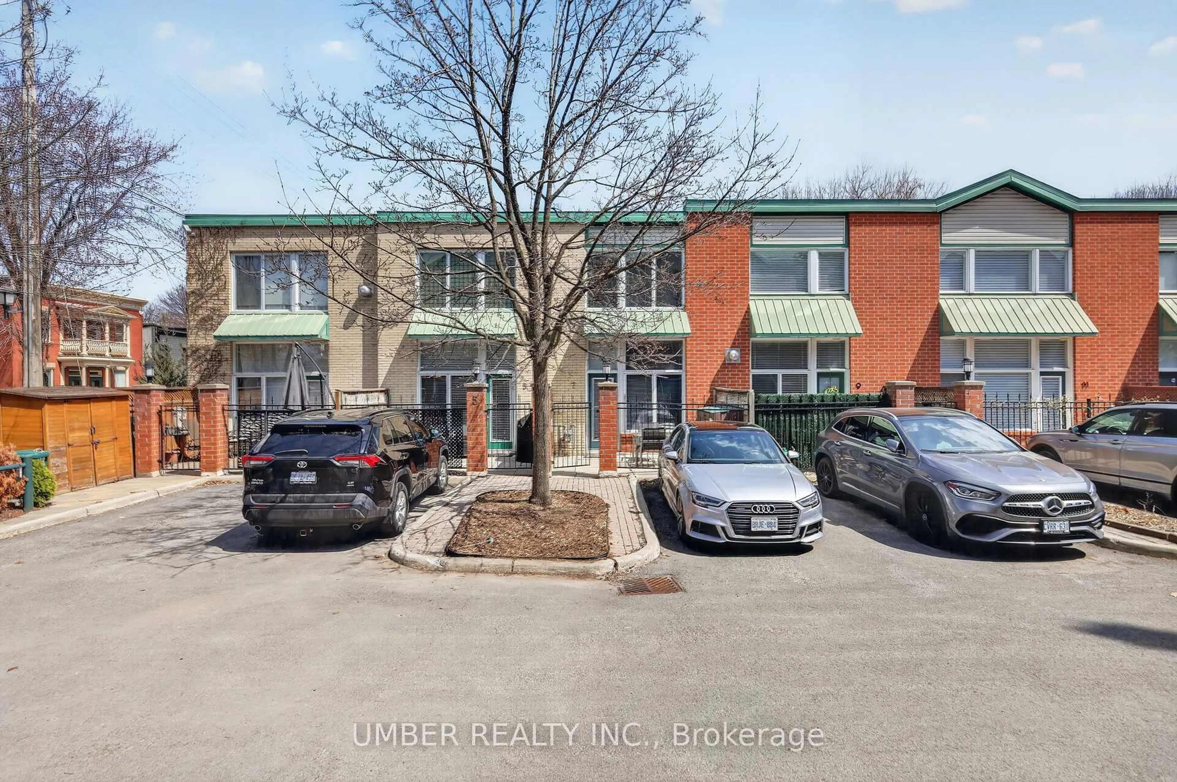 A pic from outside/outdoor area/front of a property/back of a property/a pic from drone, street for 170 Cathcart St #5, Ottawa Ontario K1N 5B9