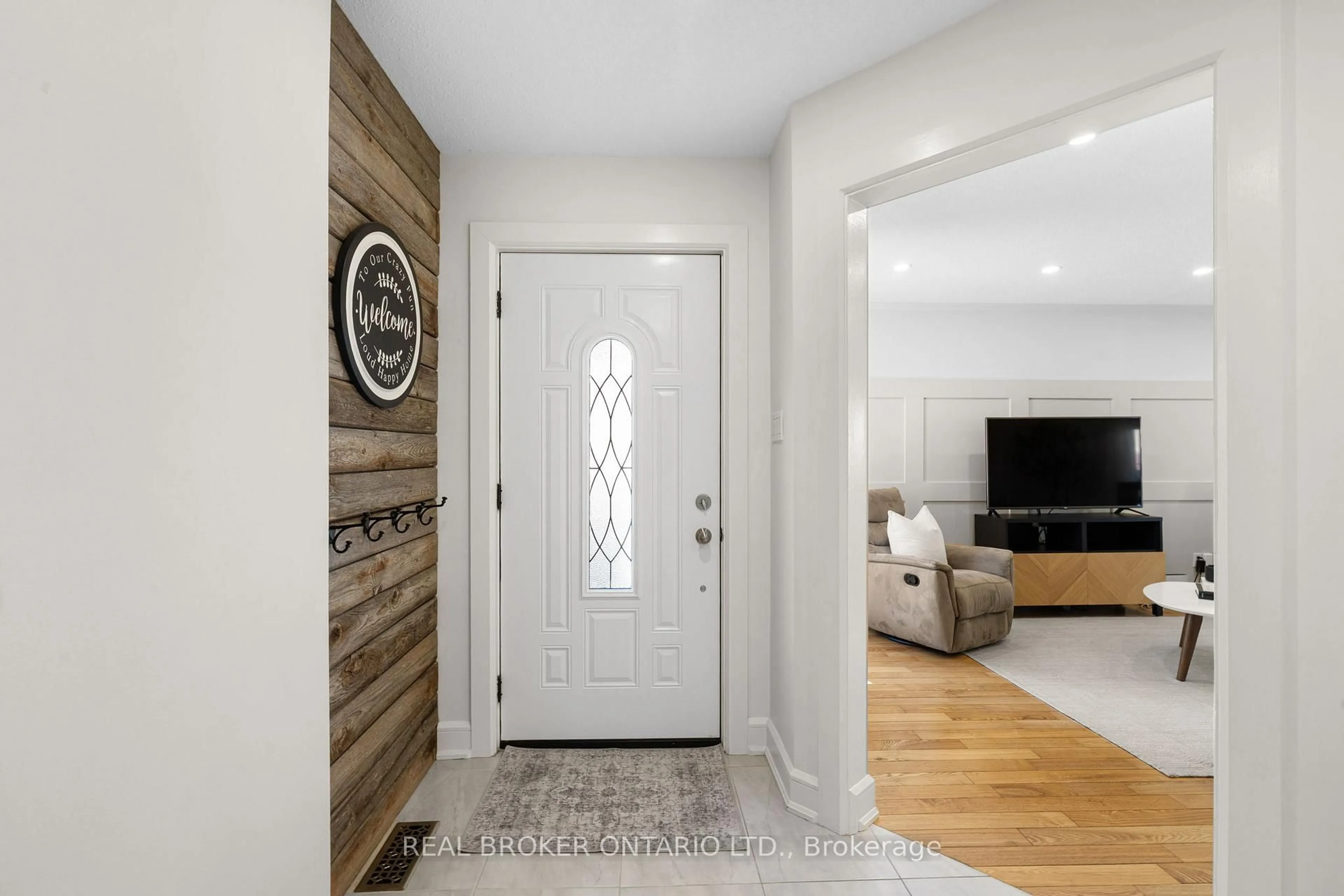 Indoor entryway for 2058 Wildflower Dr, Orleans Ontario K1E 3R3