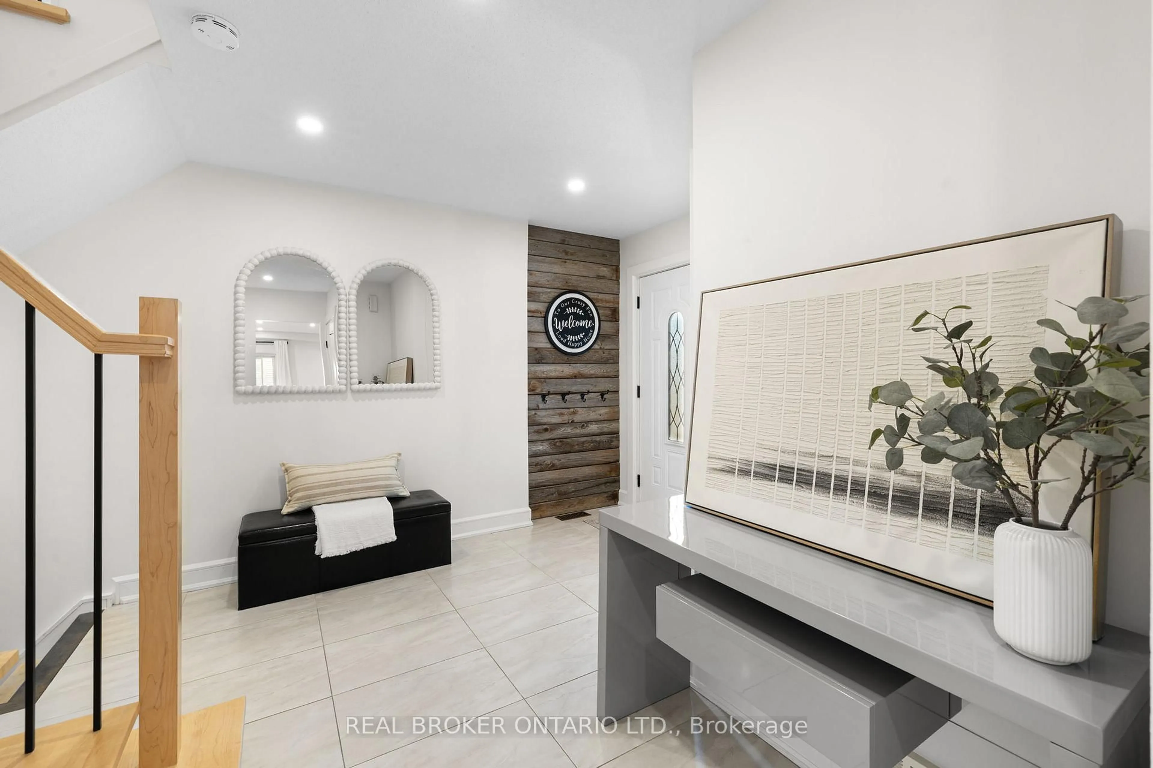 Indoor entryway for 2058 Wildflower Dr, Orleans Ontario K1E 3R3