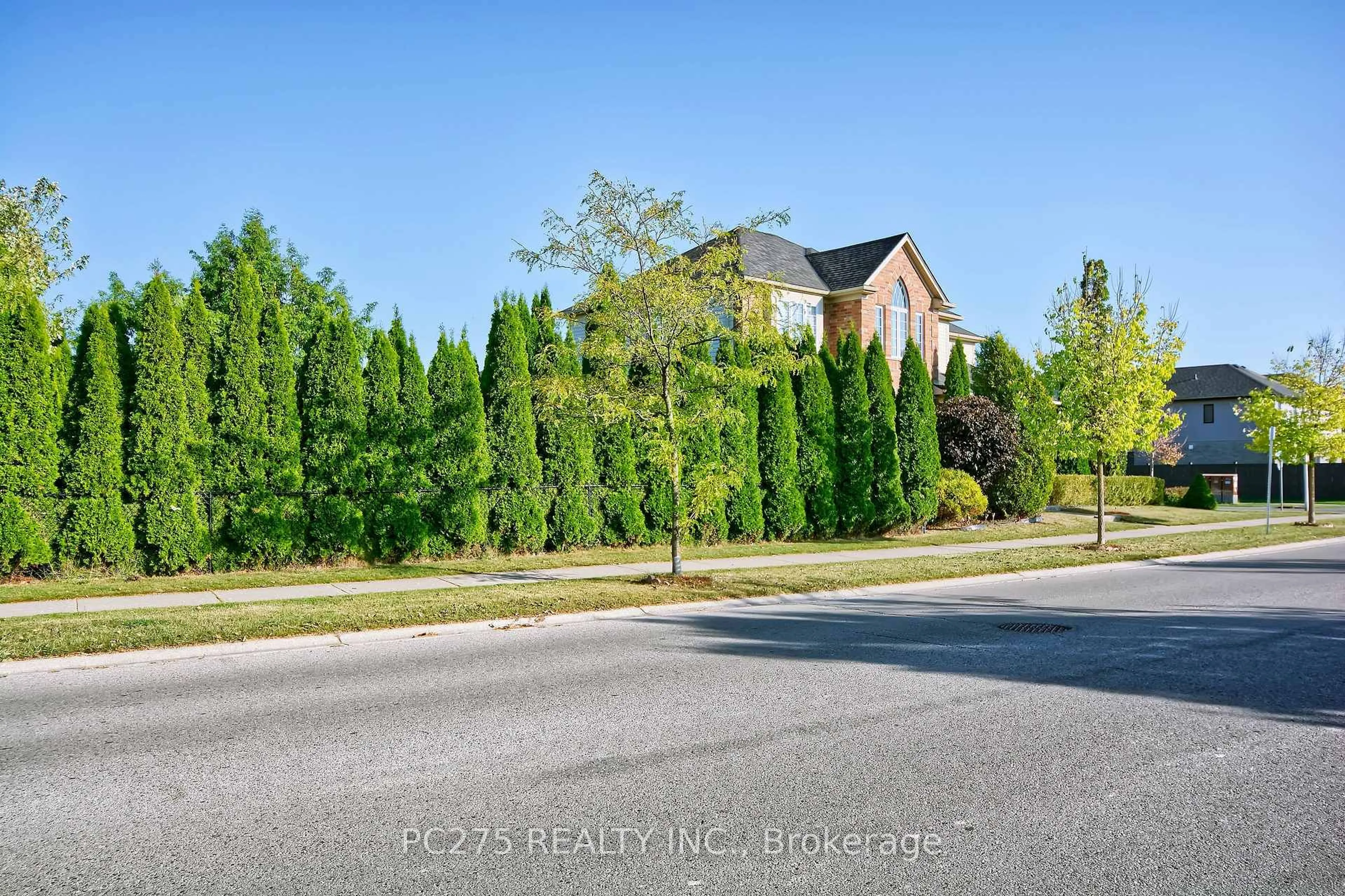 A pic from outside/outdoor area/front of a property/back of a property/a pic from drone, street for 2392 Asima Dr, London South Ontario N6M 0B3