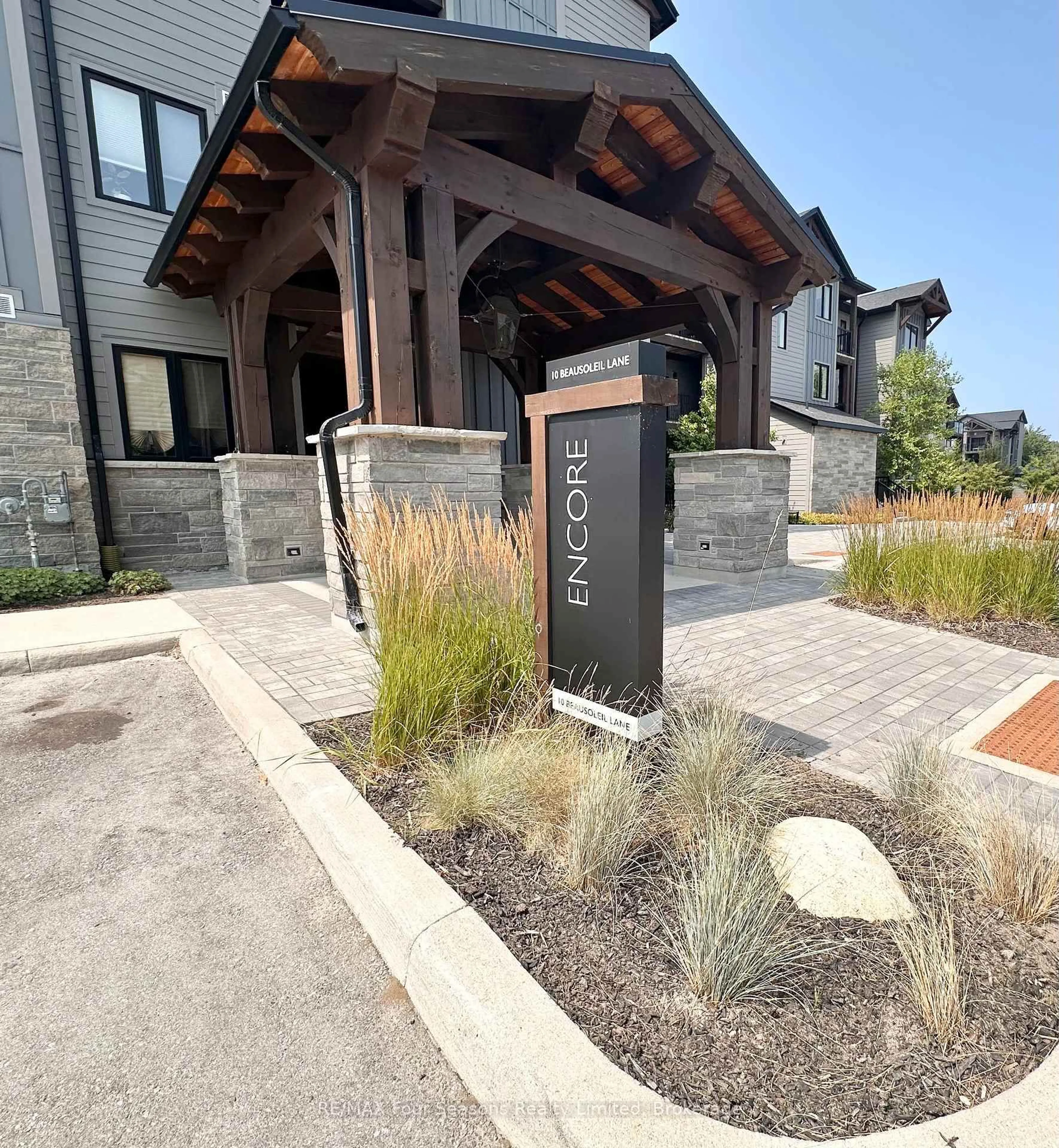 Indoor entryway for 10 Beausoleil Lane #303, Blue Mountains Ontario L9Y 2X5