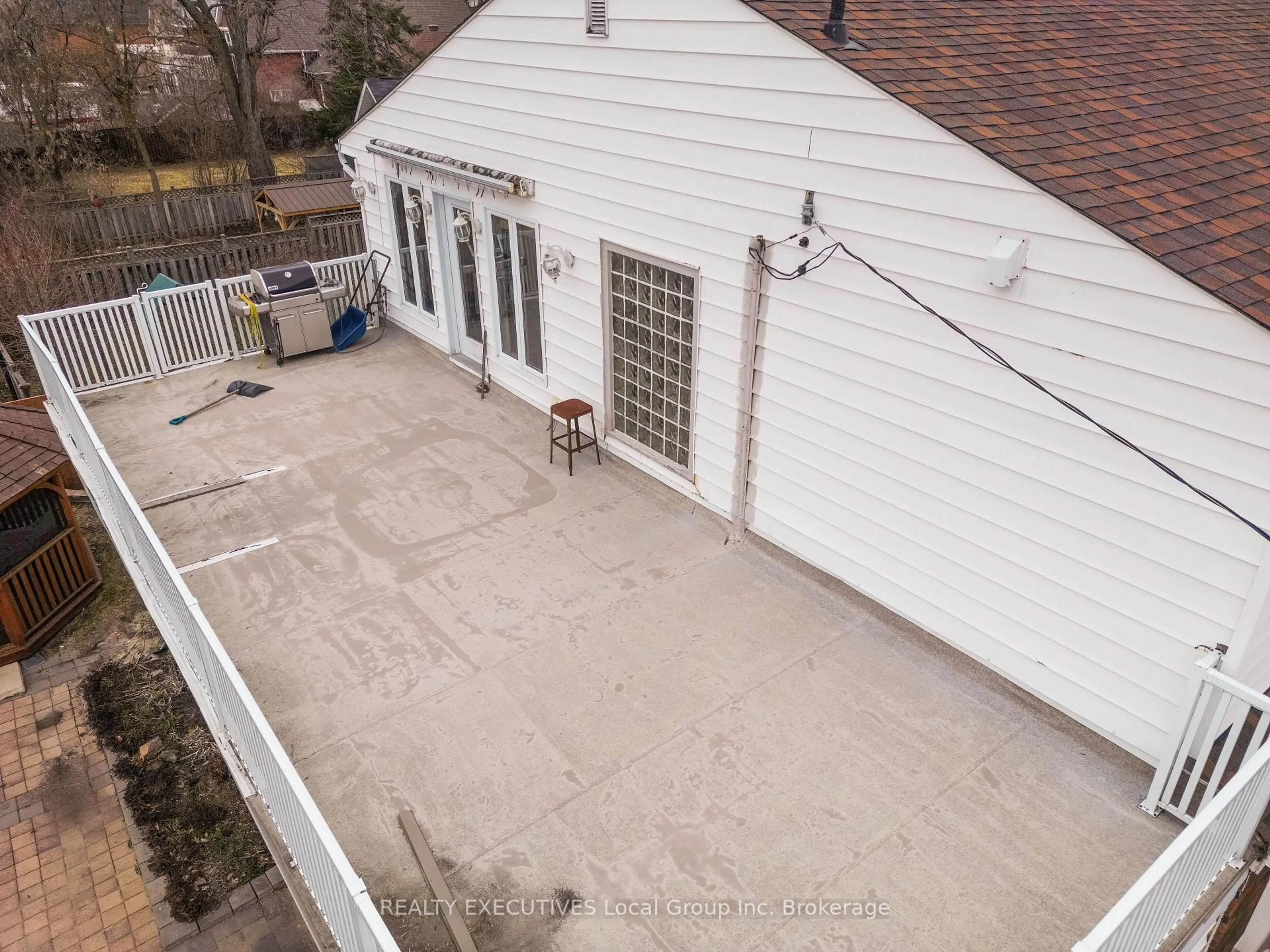 A pic from outside/outdoor area/front of a property/back of a property/a pic from drone, building for 390 MURRAY St, North Bay Ontario P1B 4G3