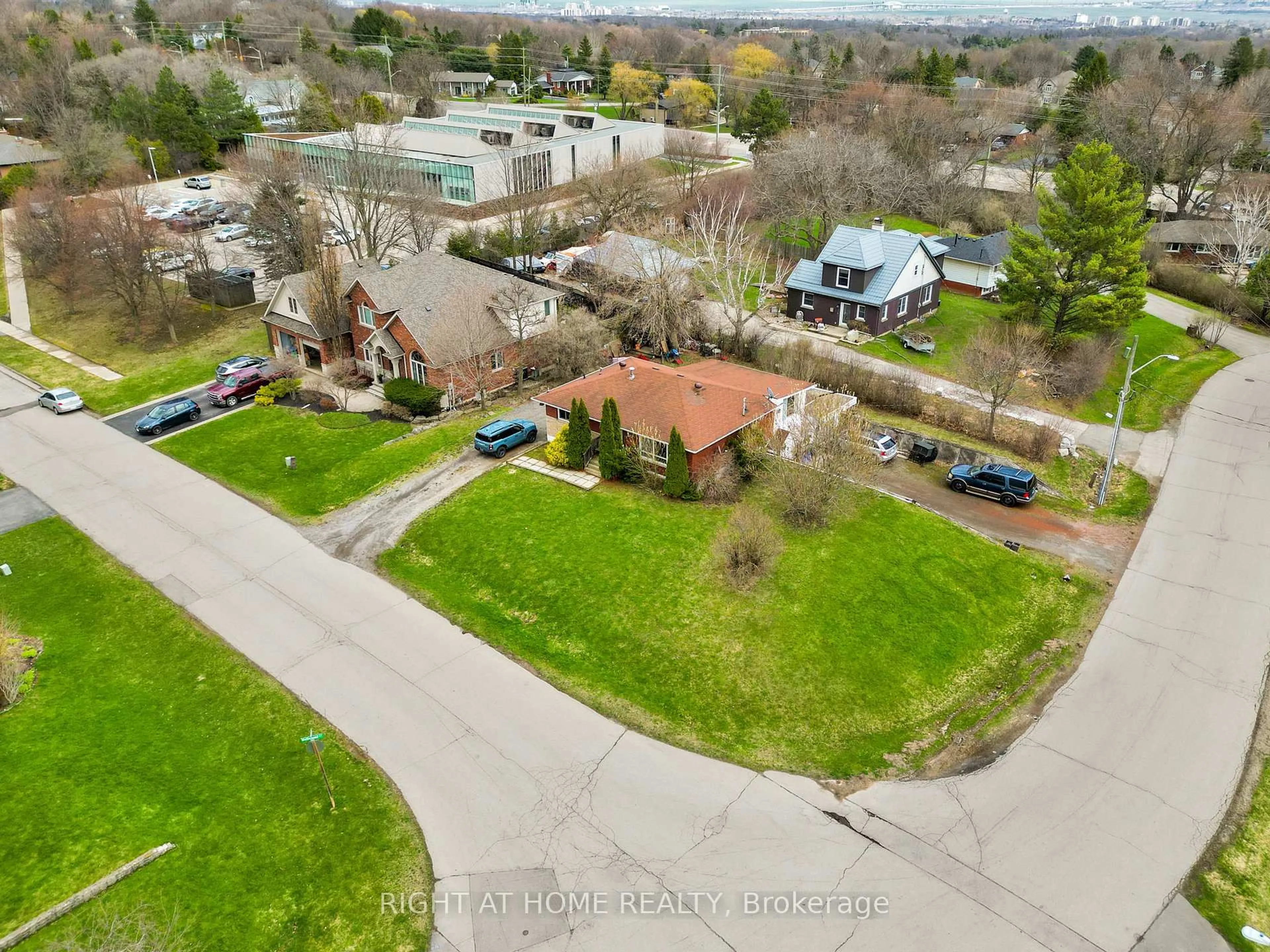 A pic from outside/outdoor area/front of a property/back of a property/a pic from drone, street for 13 Mcdonald Crt, Hamilton Ontario L9H 7G1