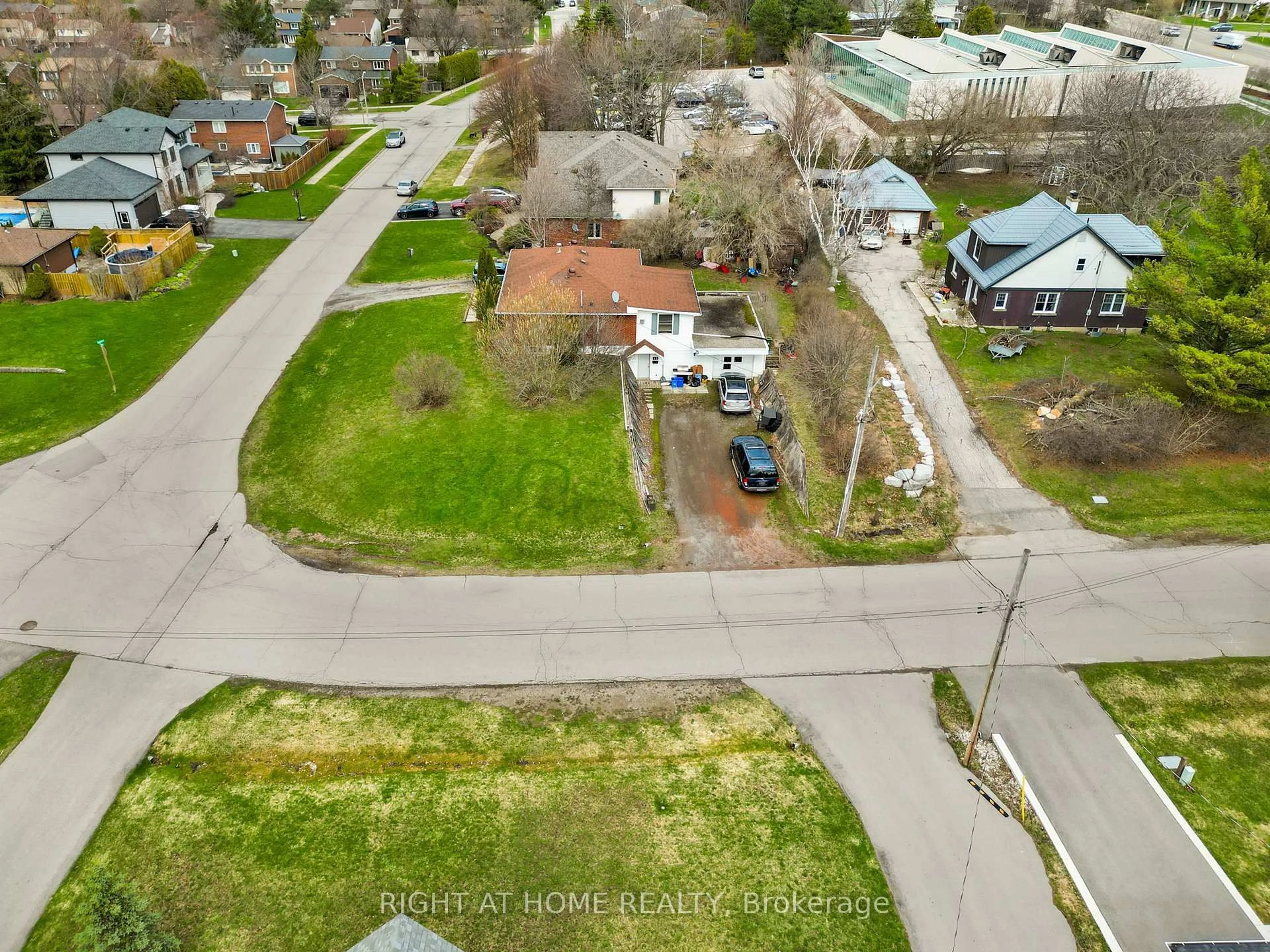 A pic from outside/outdoor area/front of a property/back of a property/a pic from drone, street for 13 Mcdonald Crt, Hamilton Ontario L9H 7G1