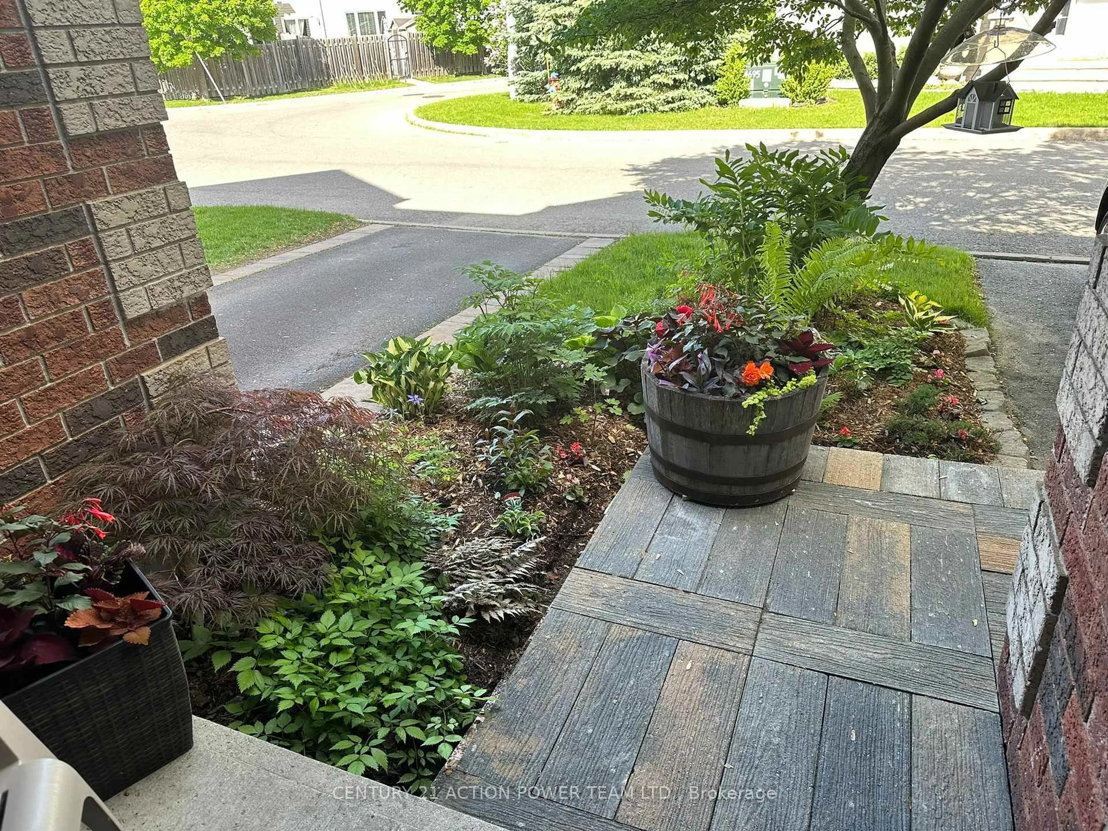 Patio, street for 105 Destiny Private, Ottawa Ontario K4A 0K6