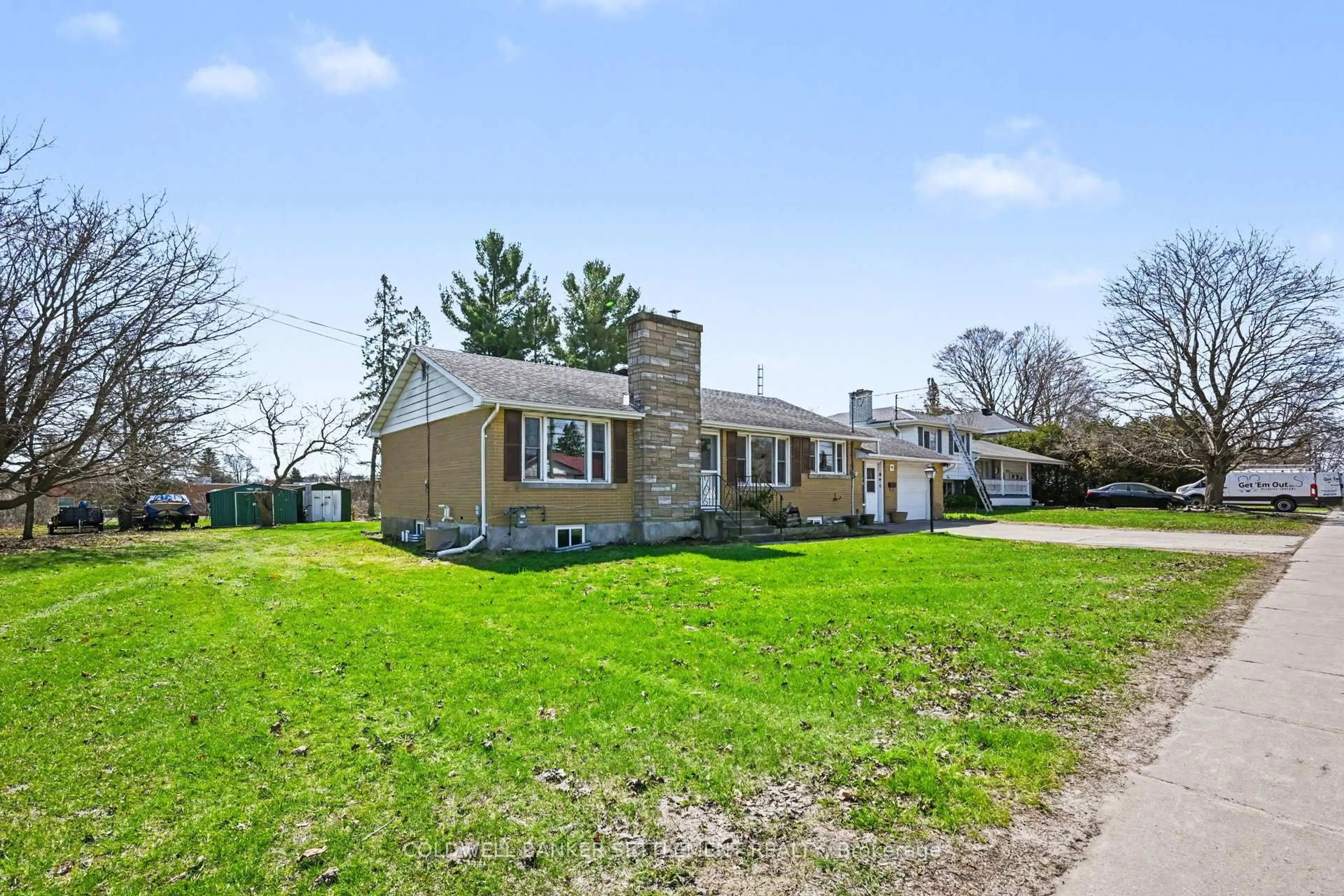 A pic from outside/outdoor area/front of a property/back of a property/a pic from drone, street for 27 Broadview Ave, Smiths Falls Ontario K7A 4L1