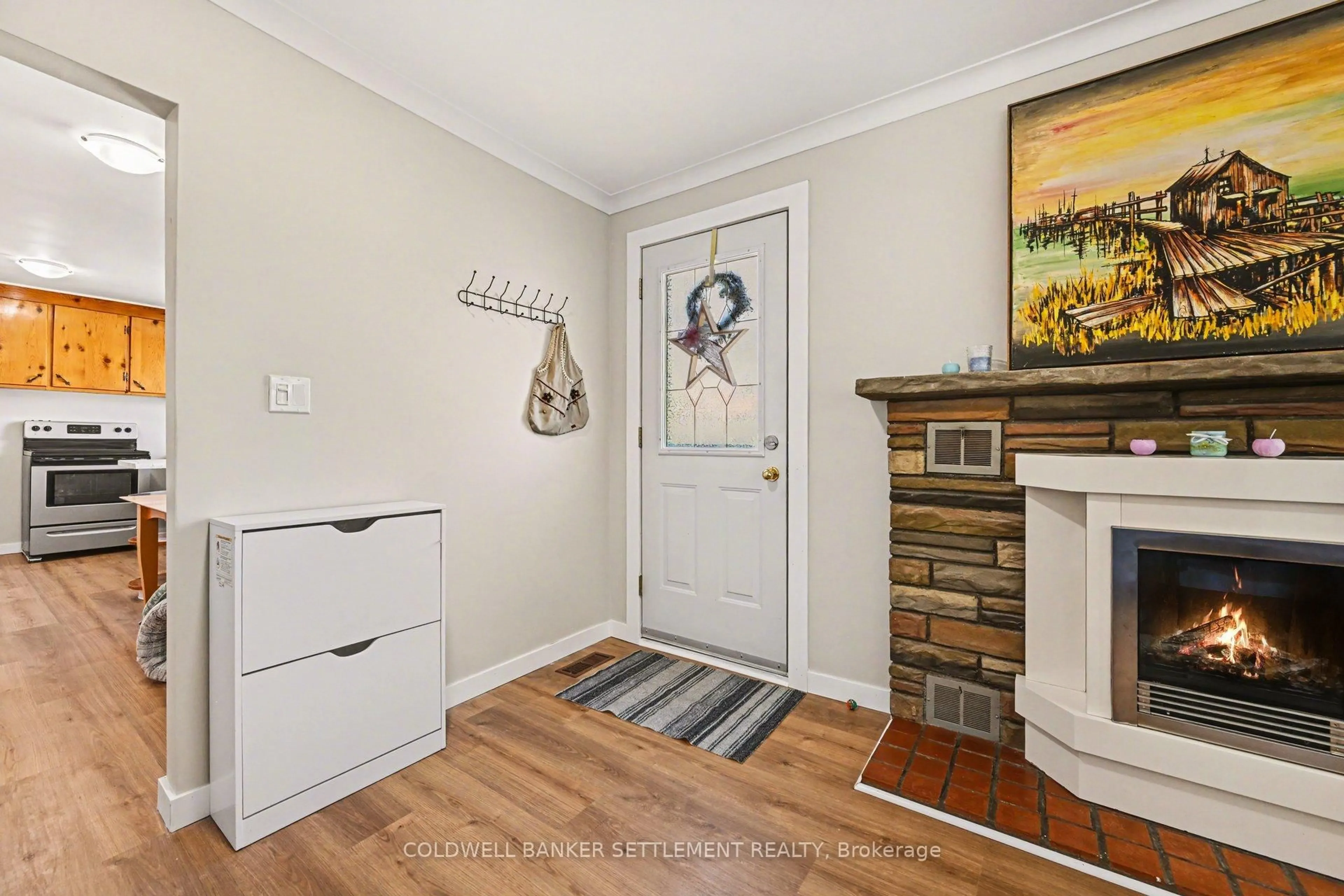 Indoor entryway for 27 Broadview Ave, Smiths Falls Ontario K7A 4L1