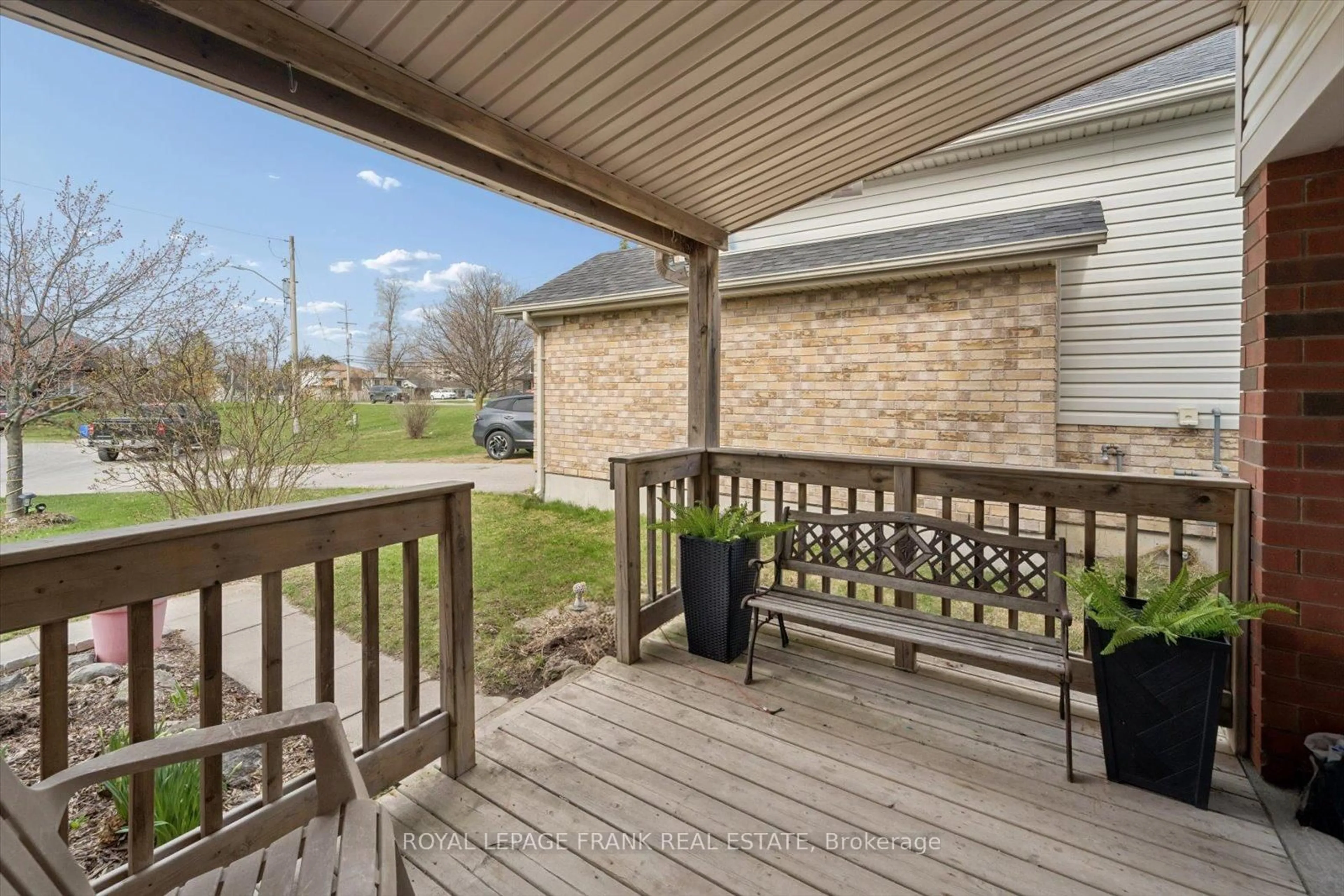 Patio, street for 31 Lang Crt, Kawartha Lakes Ontario K9V 6E5