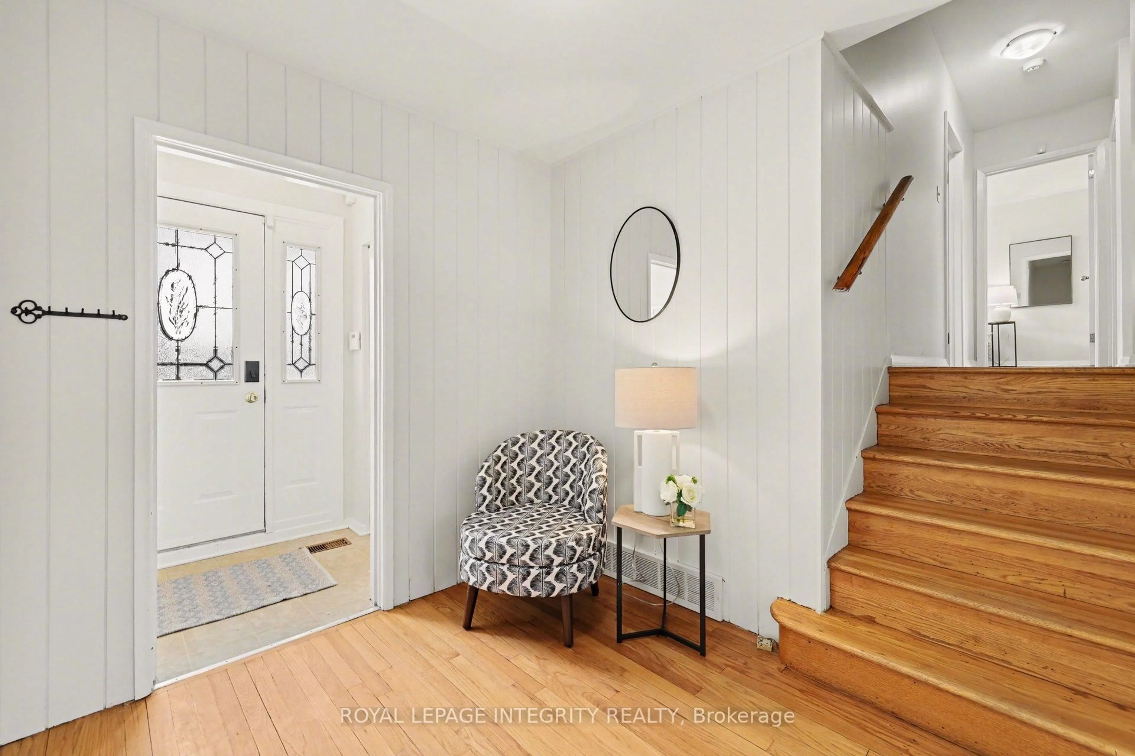 Indoor entryway for 1199 Stanton Rd, Ottawa Ontario K2C 3C9