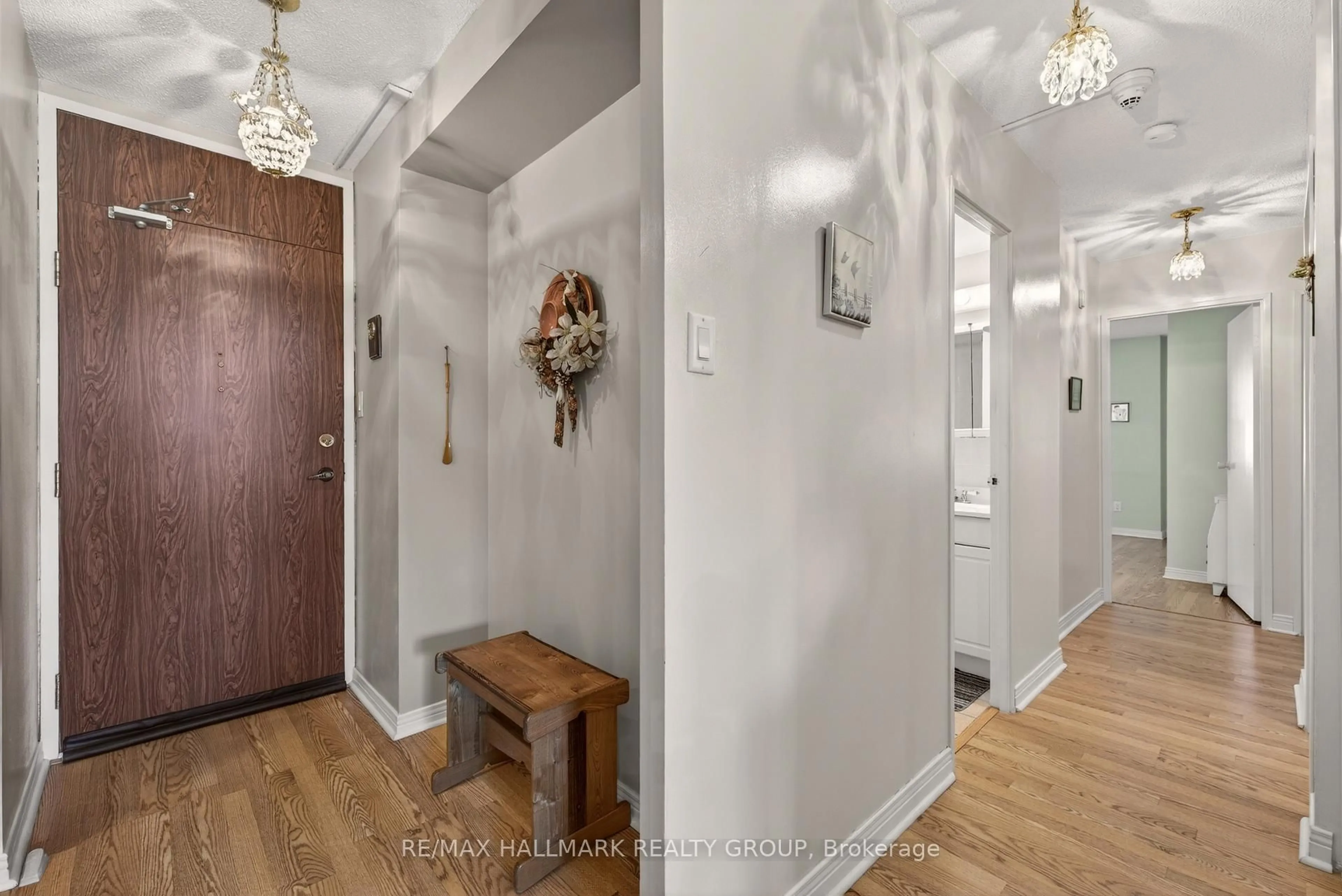 Indoor entryway for 2000 Jasmine Cres #209, Ottawa Ontario K1J 8K4