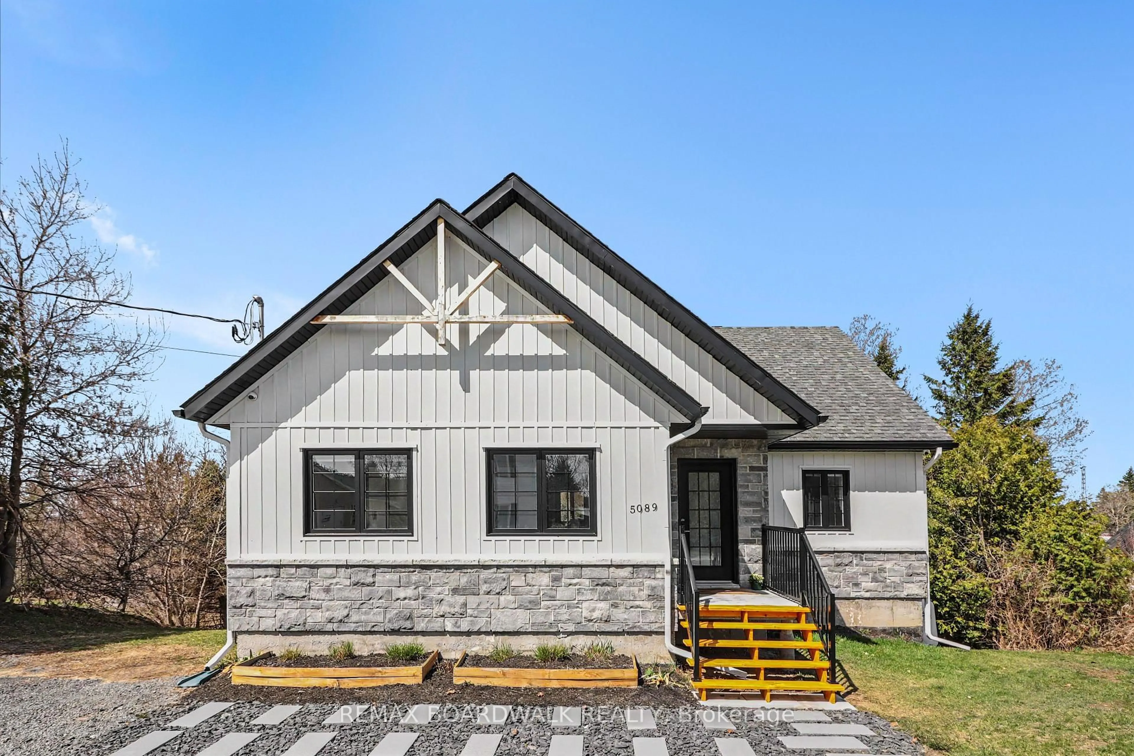 Home with vinyl exterior material, building for 5089 County Rd 10 Rd, The Nation Ontario K0B 1G0