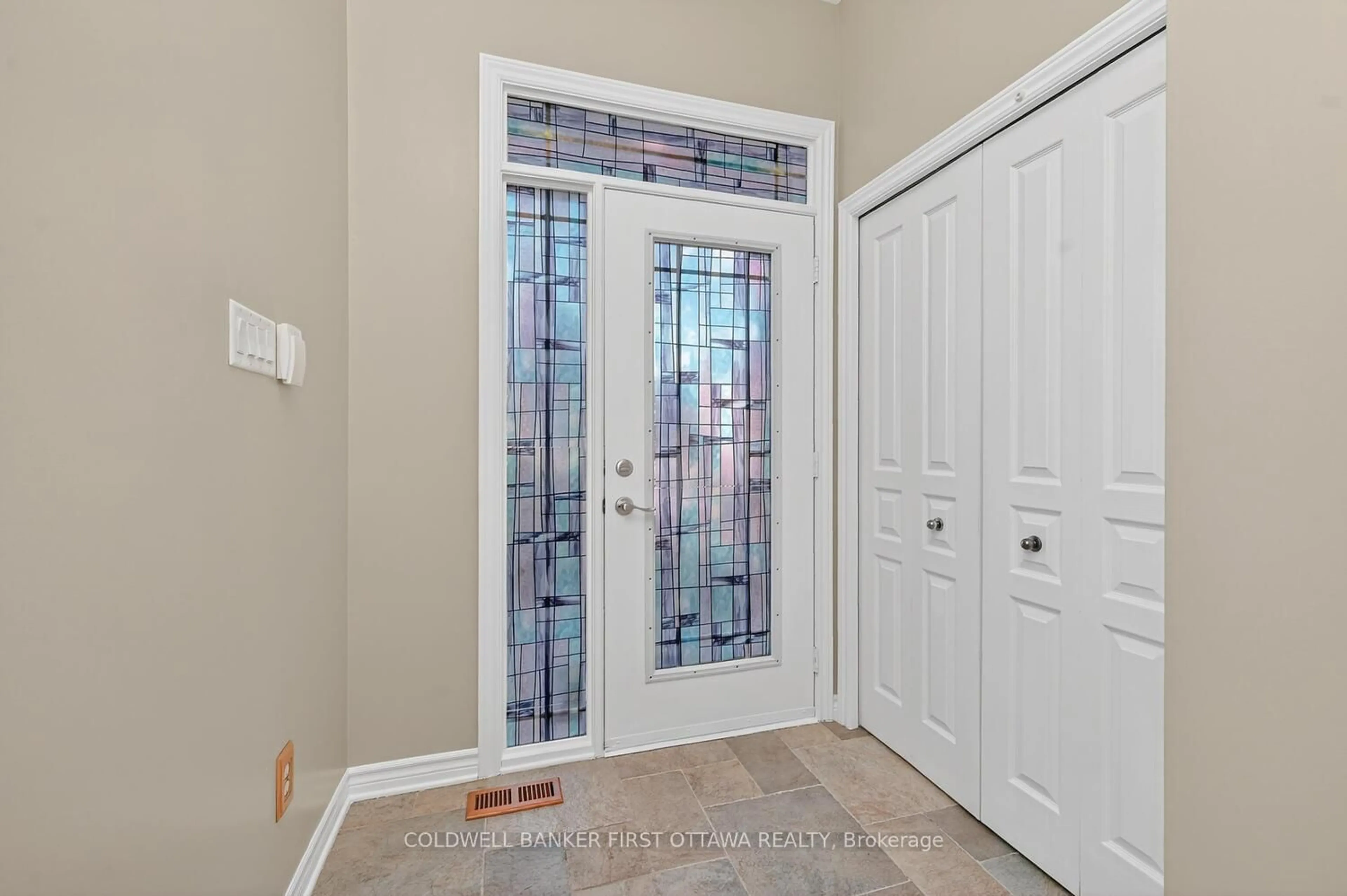 Indoor entryway for 102 Windance Cres, Ottawa Ontario K2W 0A7