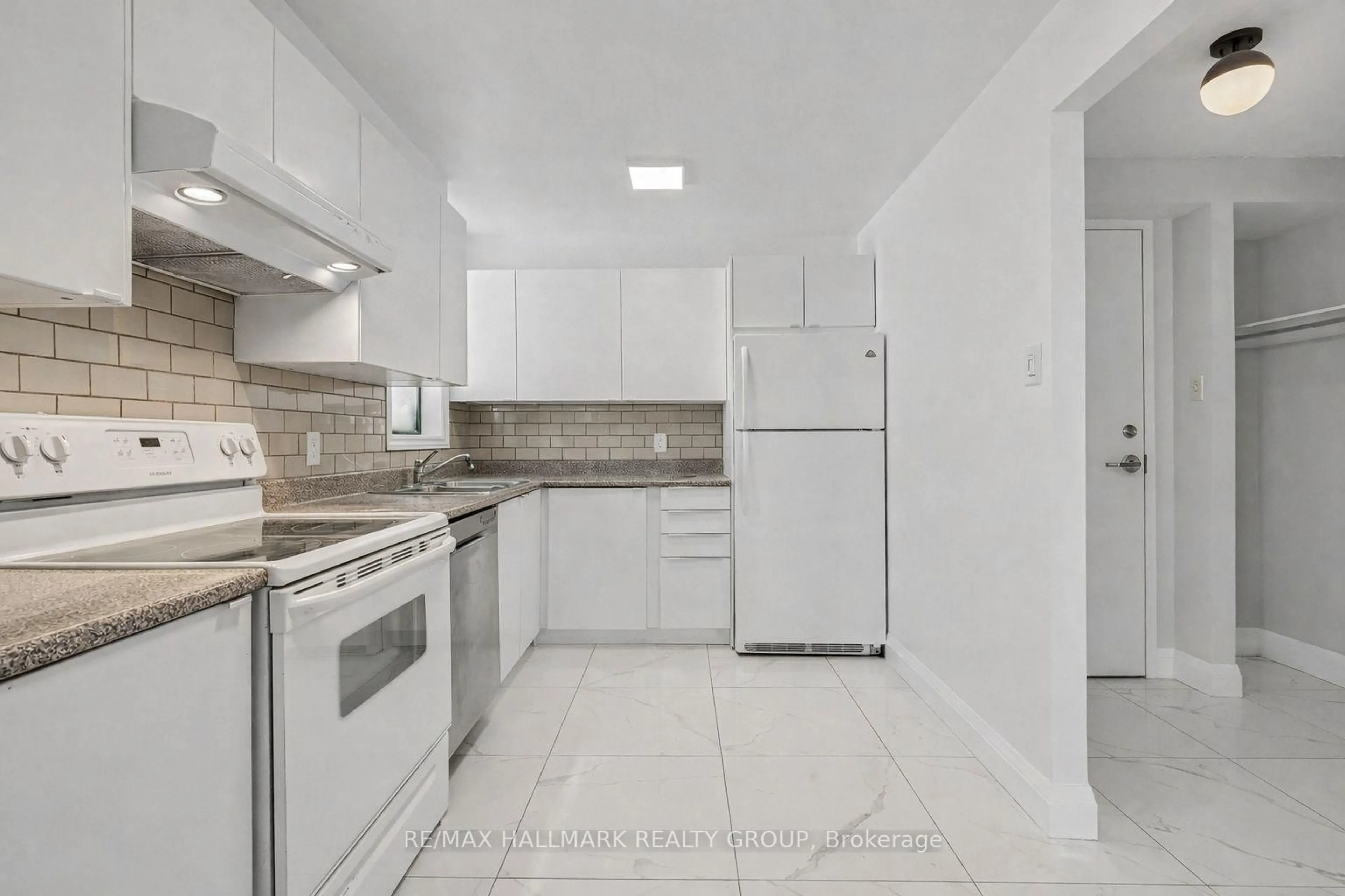 Standard kitchen, ceramic/tile floor for 1440 HERON Rd #801, Ottawa Ontario K1V 0X2