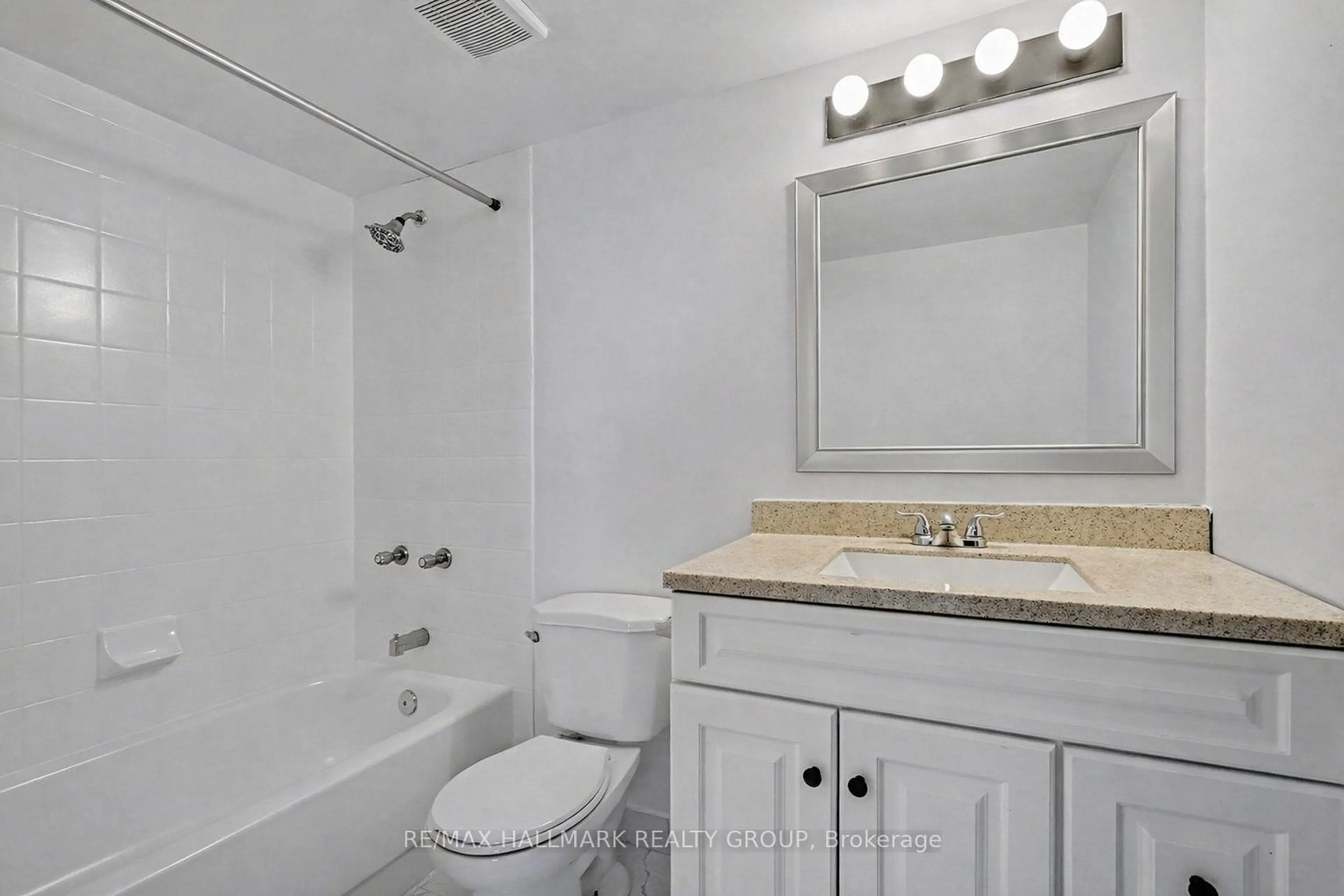 Standard bathroom, ceramic/tile floor for 1440 HERON Rd #801, Ottawa Ontario K1V 0X2