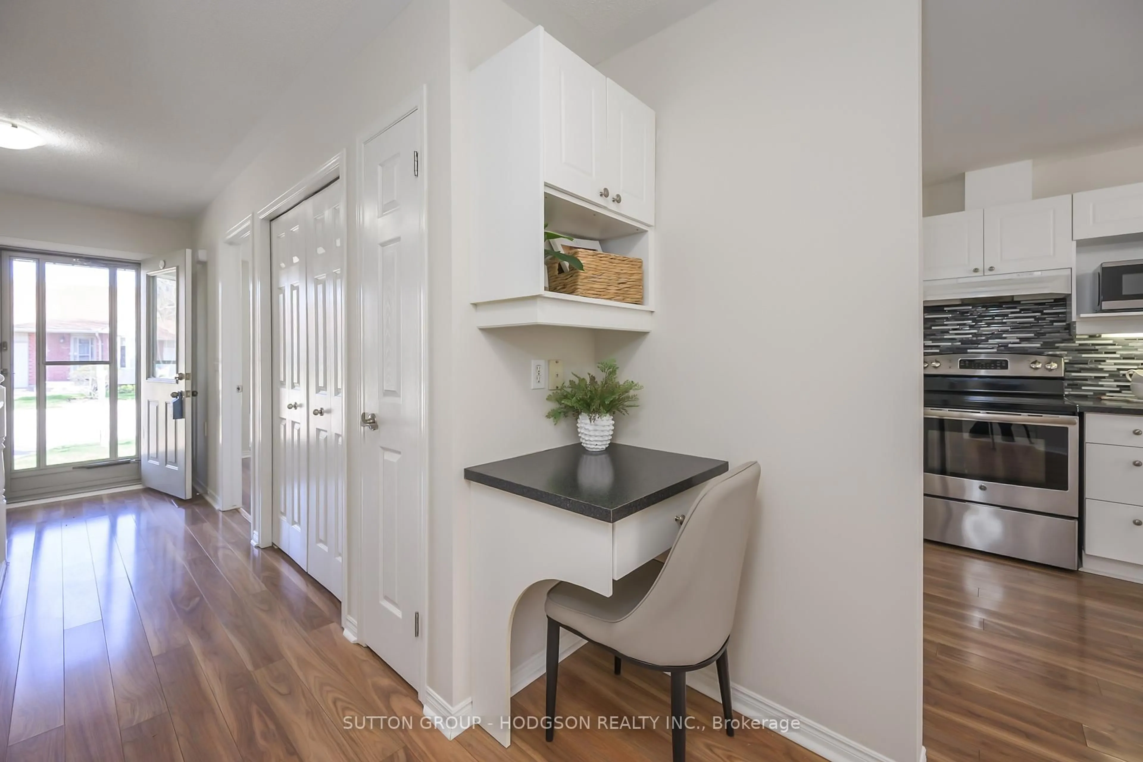 Indoor entryway for 875 Thistledown Way #32, London North Ontario N6G 5G5