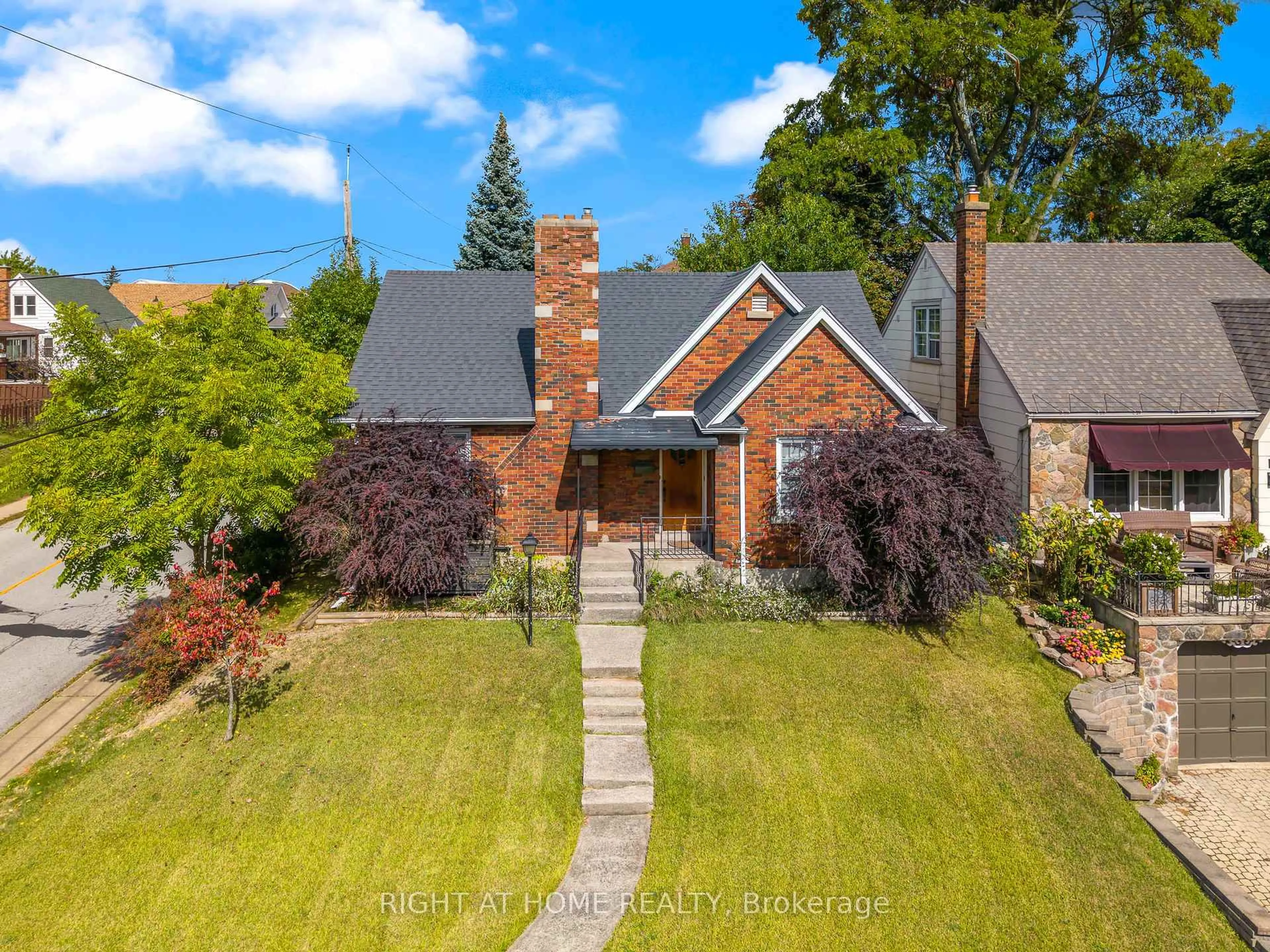 A pic from outside/outdoor area/front of a property/back of a property/a pic from drone, street for 5201 Valley Way, Niagara Falls Ontario L2E 1X3