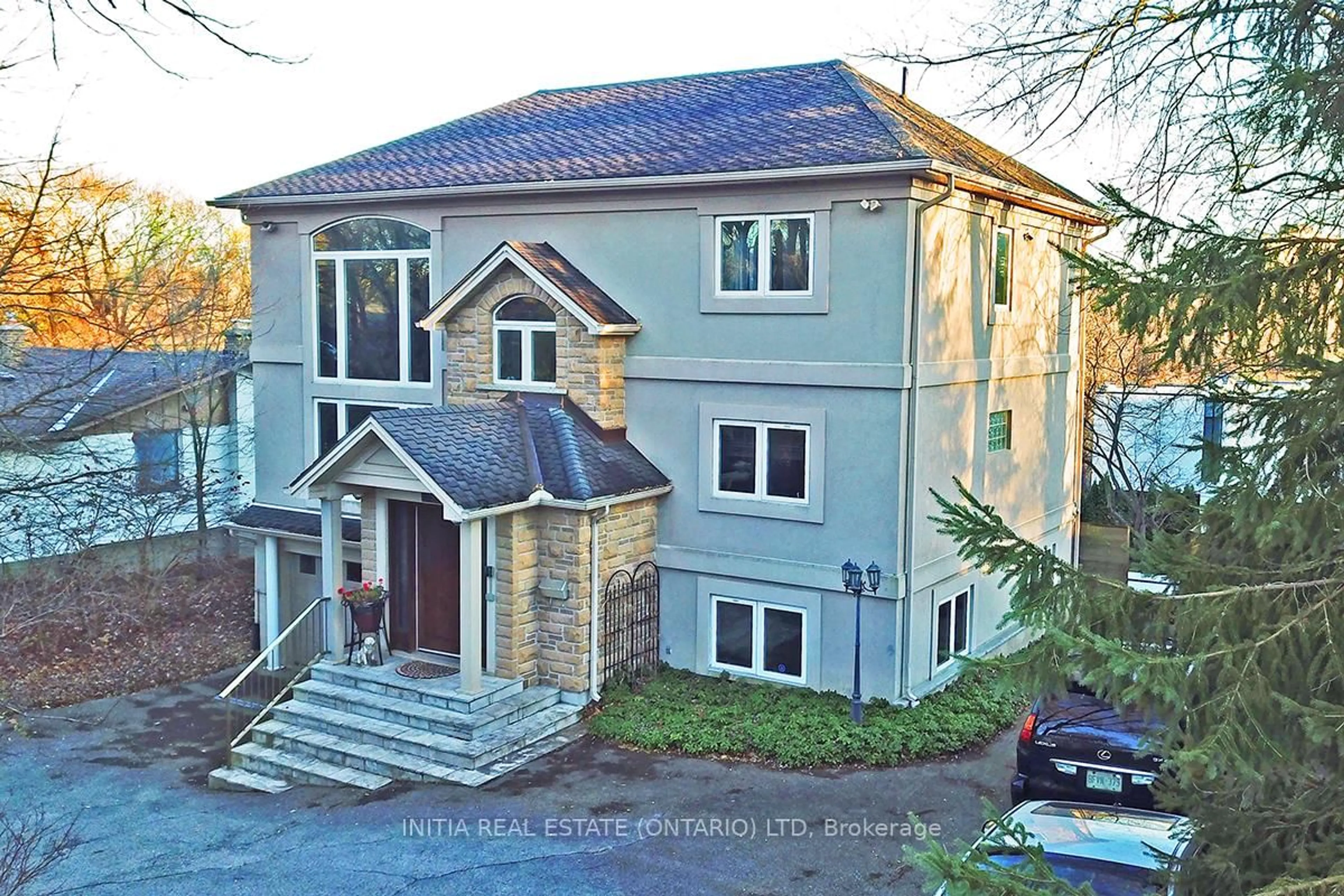 A pic from outside/outdoor area/front of a property/back of a property/a pic from drone, building for 754 Riverside Dr, London North Ontario N6H 2S4