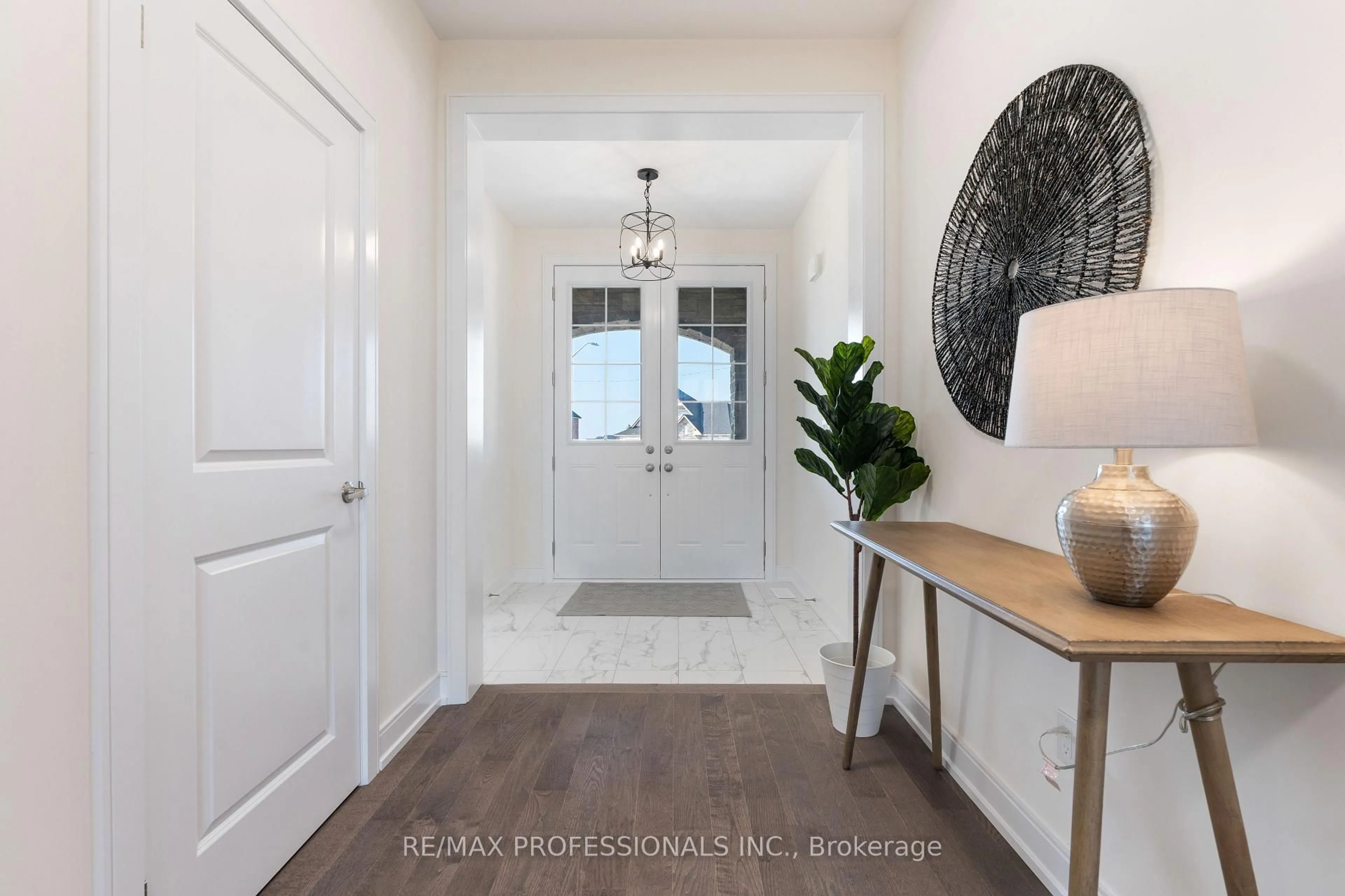Indoor entryway for 11 Blue Heron Dr, Quinte West Ontario K0K 1L0