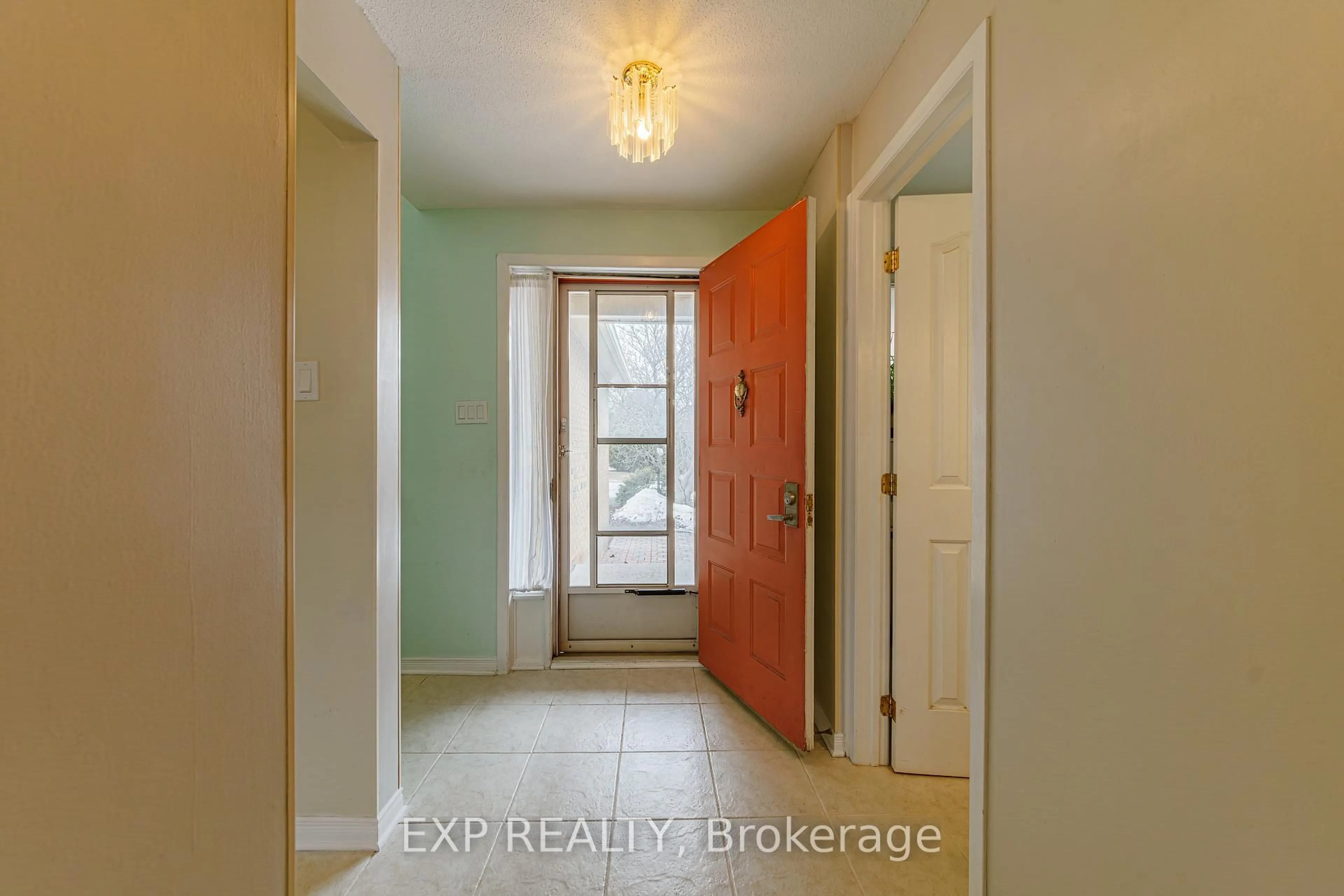 Indoor entryway for 31 Coolspring Cres, Ottawa Ontario K2E 7M9