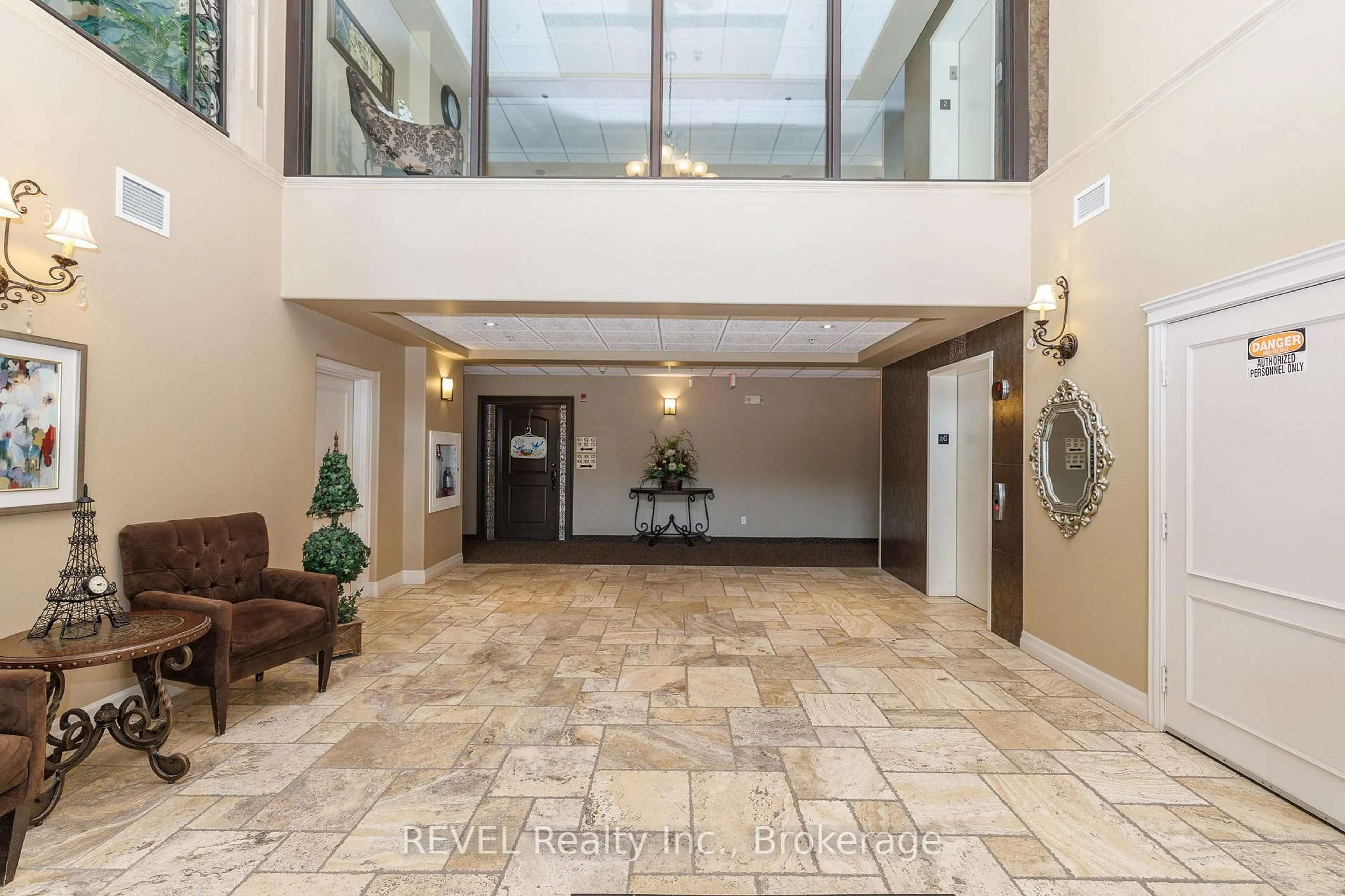 Indoor foyer for 2799 St. Paul Ave #212, Niagara Falls Ontario L2J 2L3
