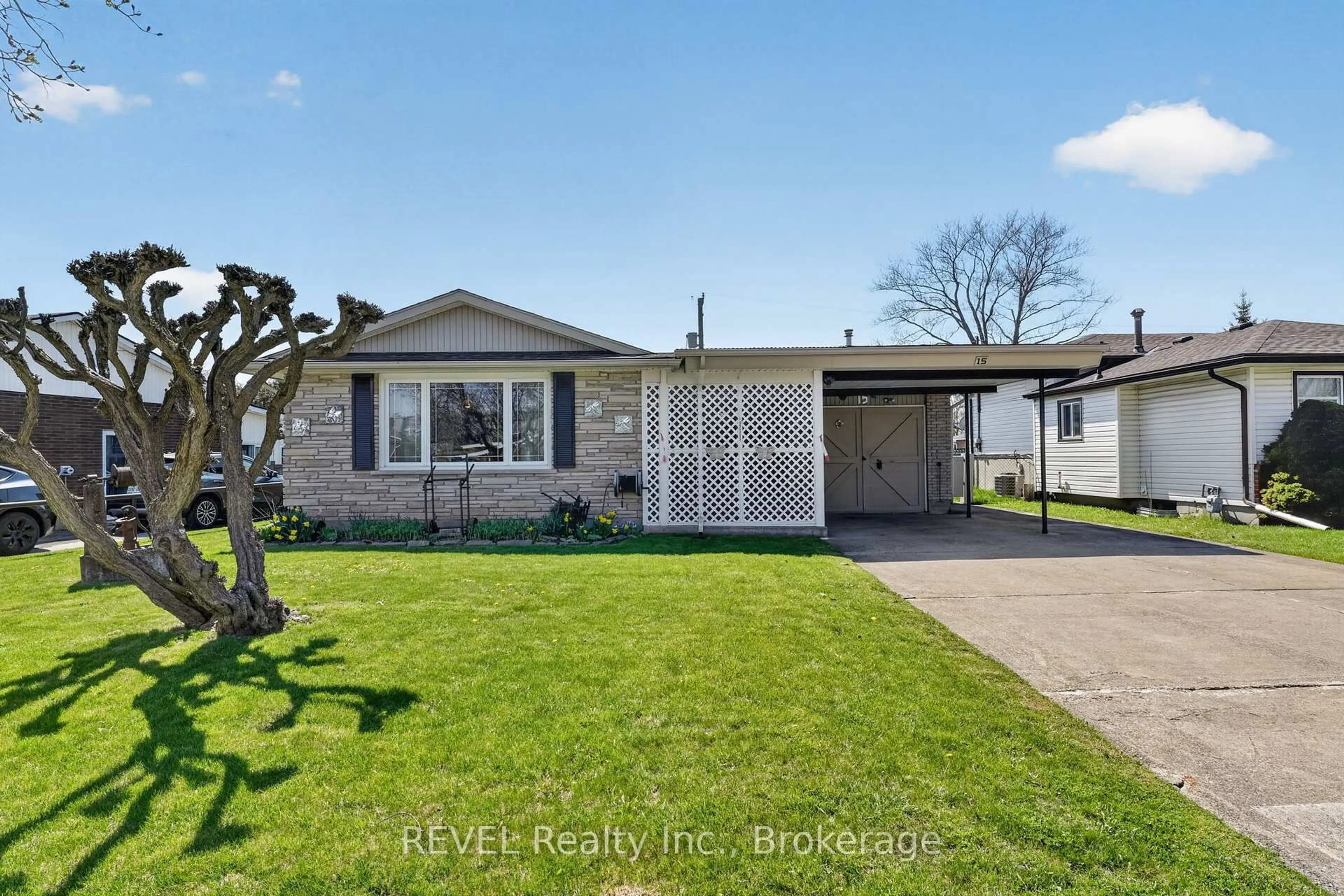 Home with vinyl exterior material, street for 15 Woodgate Dr, Welland Ontario L3C 3H5